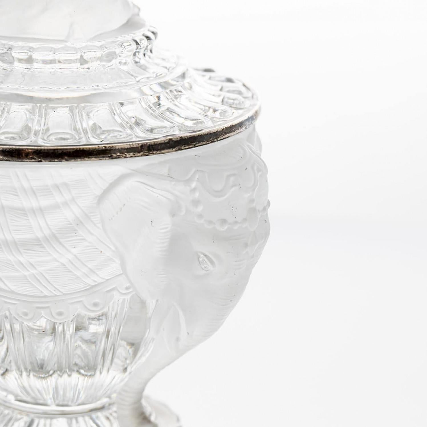 Bellissimo piatto Baccarat Elephant in cristallo trasparente, Francia In condizioni buone in vendita a Rijssen, NL