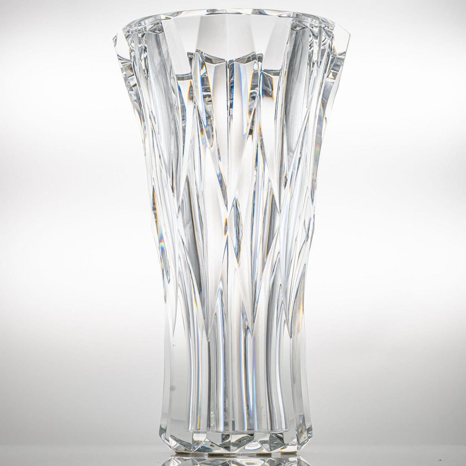 Un capolavoro di cristallo dalle splendide proporzioni, questo vaso cristallizza lo straordinario know-how degli artigiani Baccarat. I diversi tagli del vaso producono un magico effetto visivo.

Baccarat è una casa di lusso francese e produttrice di