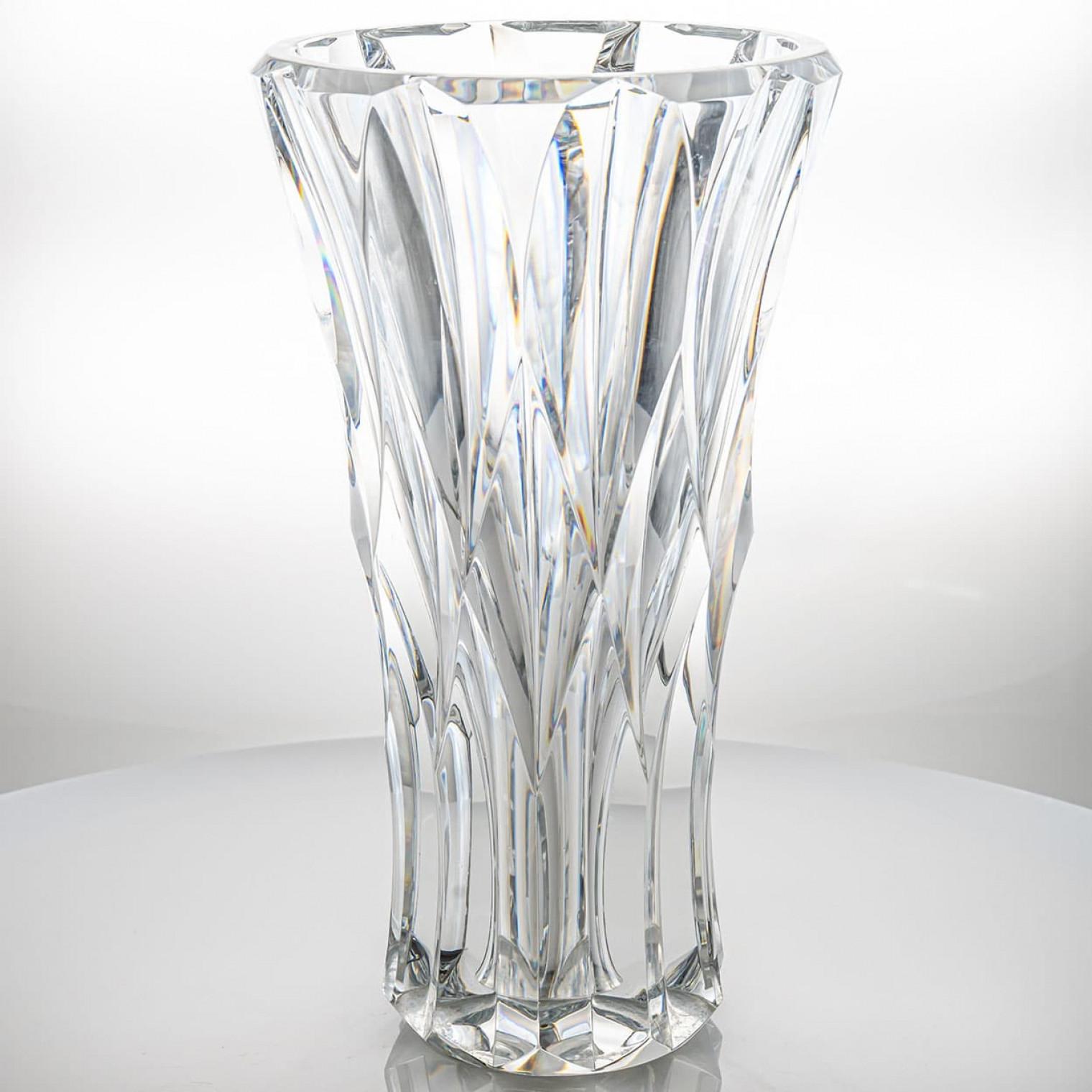 Moderno Bellissimo vaso di cristallo trasparente Baccarat strutturato e affusolato, Francia in vendita