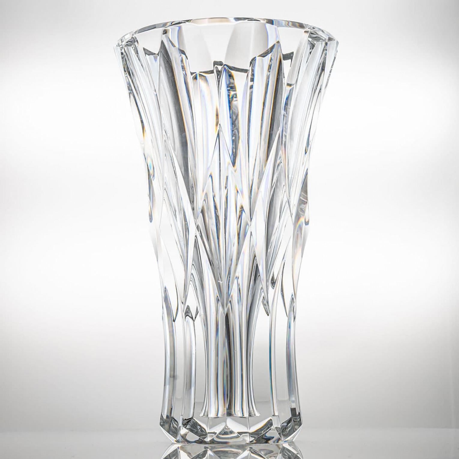 Bellissimo vaso di cristallo trasparente Baccarat strutturato e affusolato, Francia In condizioni buone in vendita a Rijssen, NL