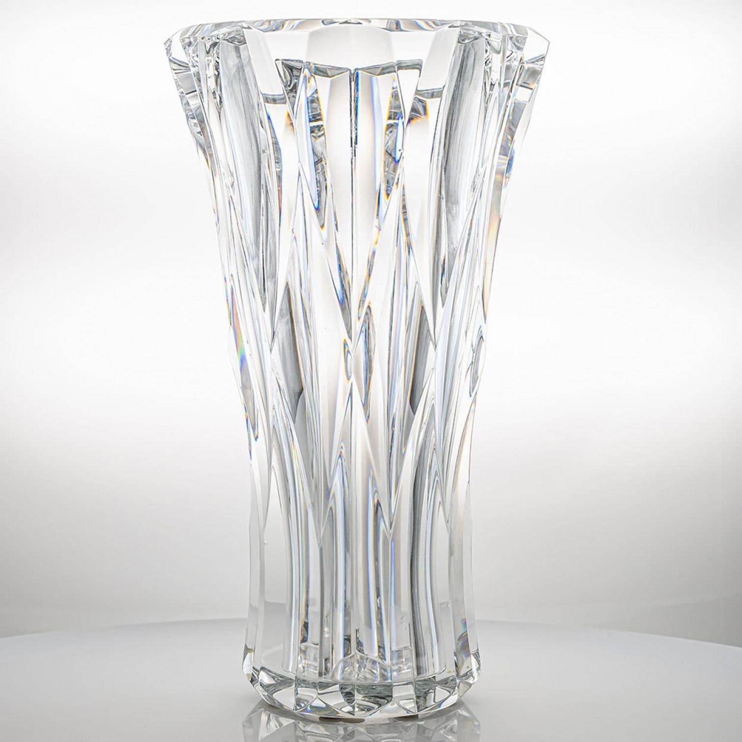 Cristallo Bellissimo vaso di cristallo trasparente Baccarat strutturato e affusolato, Francia in vendita