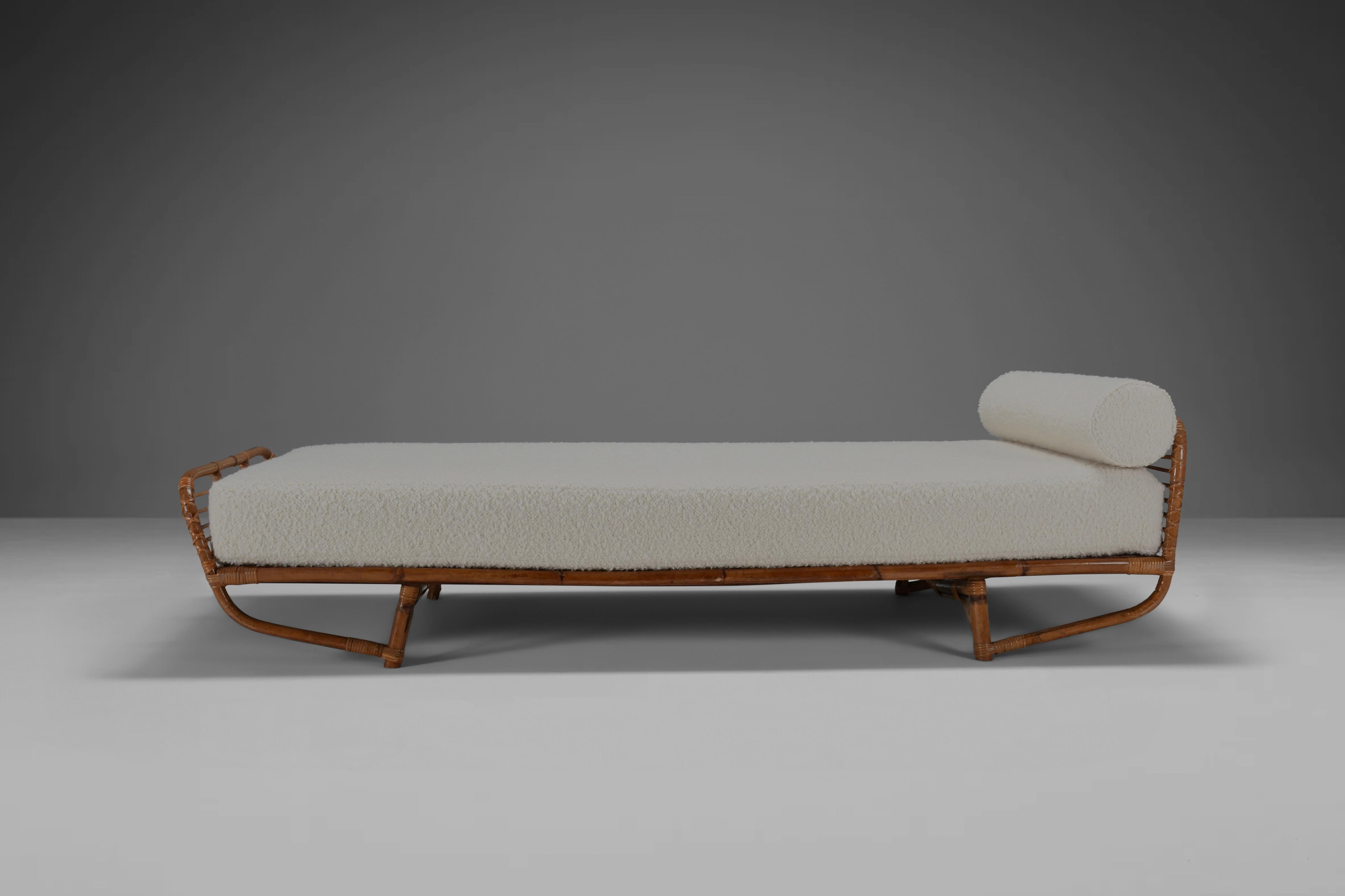 Mid-Century Modern  Beautiful Bamboo and Rattan Daybed in Ivory Bouclé, Italy, 1960s For Sale
