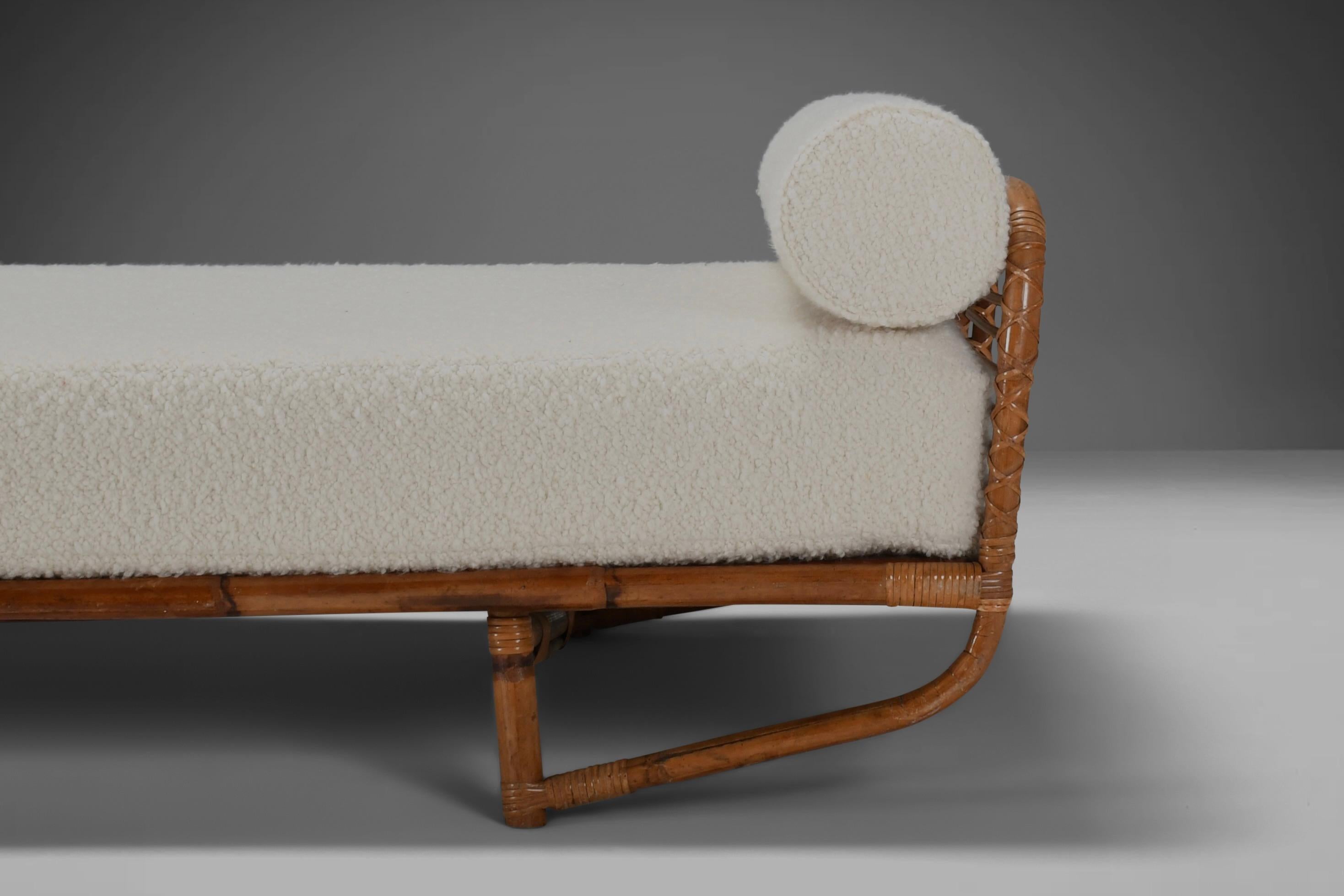 Italian  Beautiful Bamboo and Rattan Daybed in Ivory Bouclé, Italy, 1960s For Sale