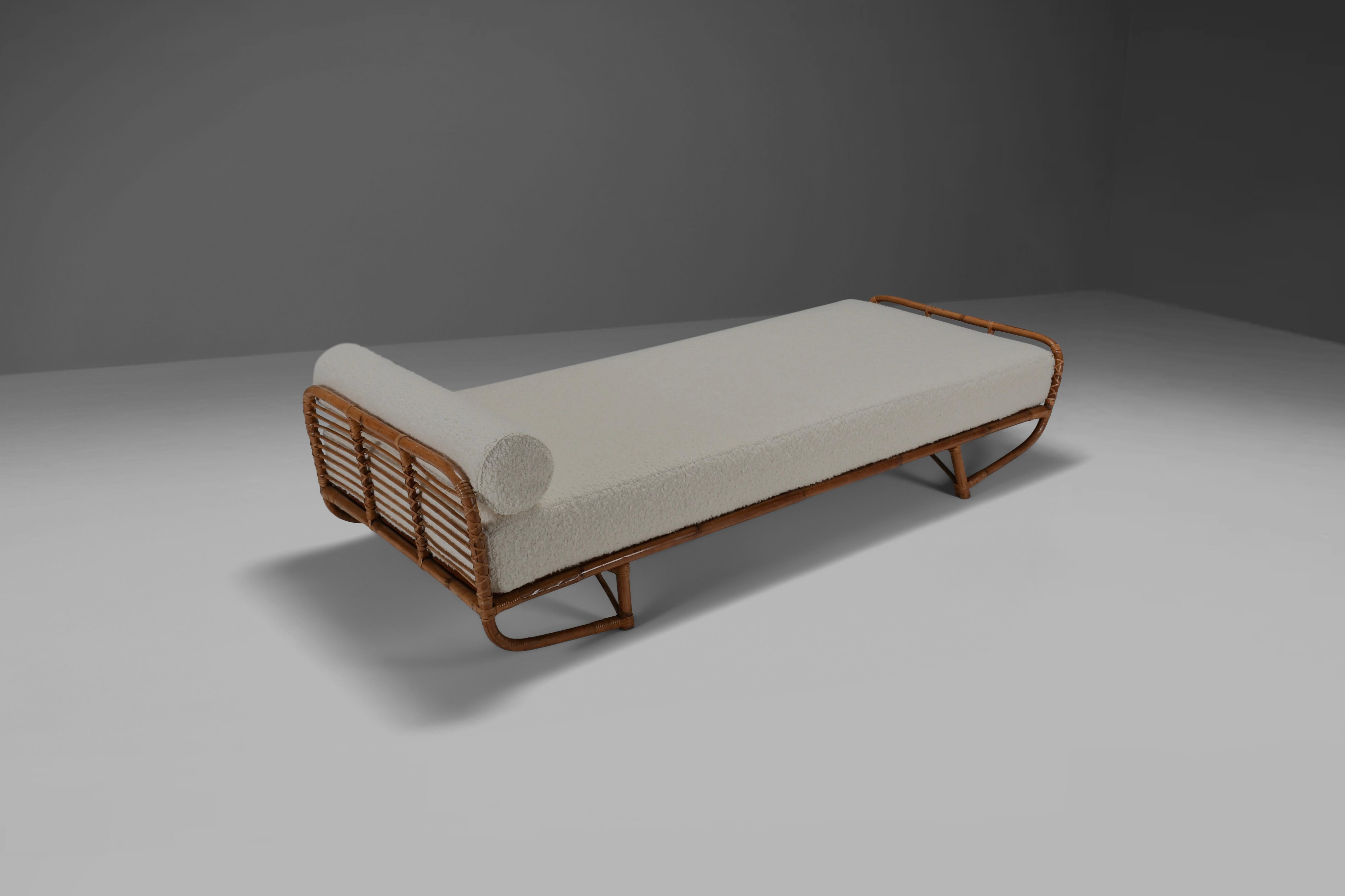  Beautiful Bamboo and Rattan Daybed in Ivory Bouclé, Italy, 1960s In Good Condition For Sale In Echt, NL