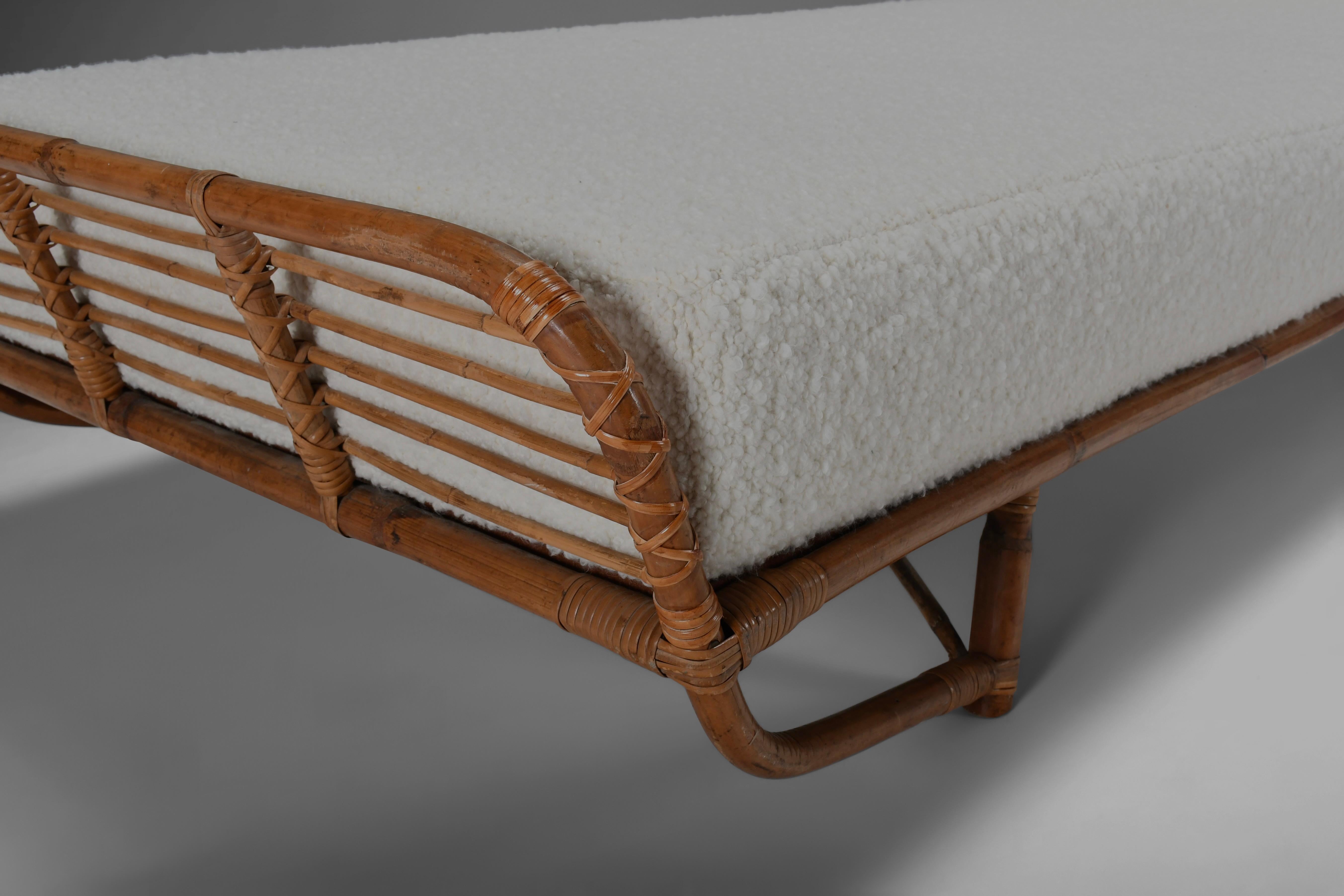  Beautiful Bamboo and Rattan Daybed in Ivory Bouclé, Italy, 1960s For Sale 1