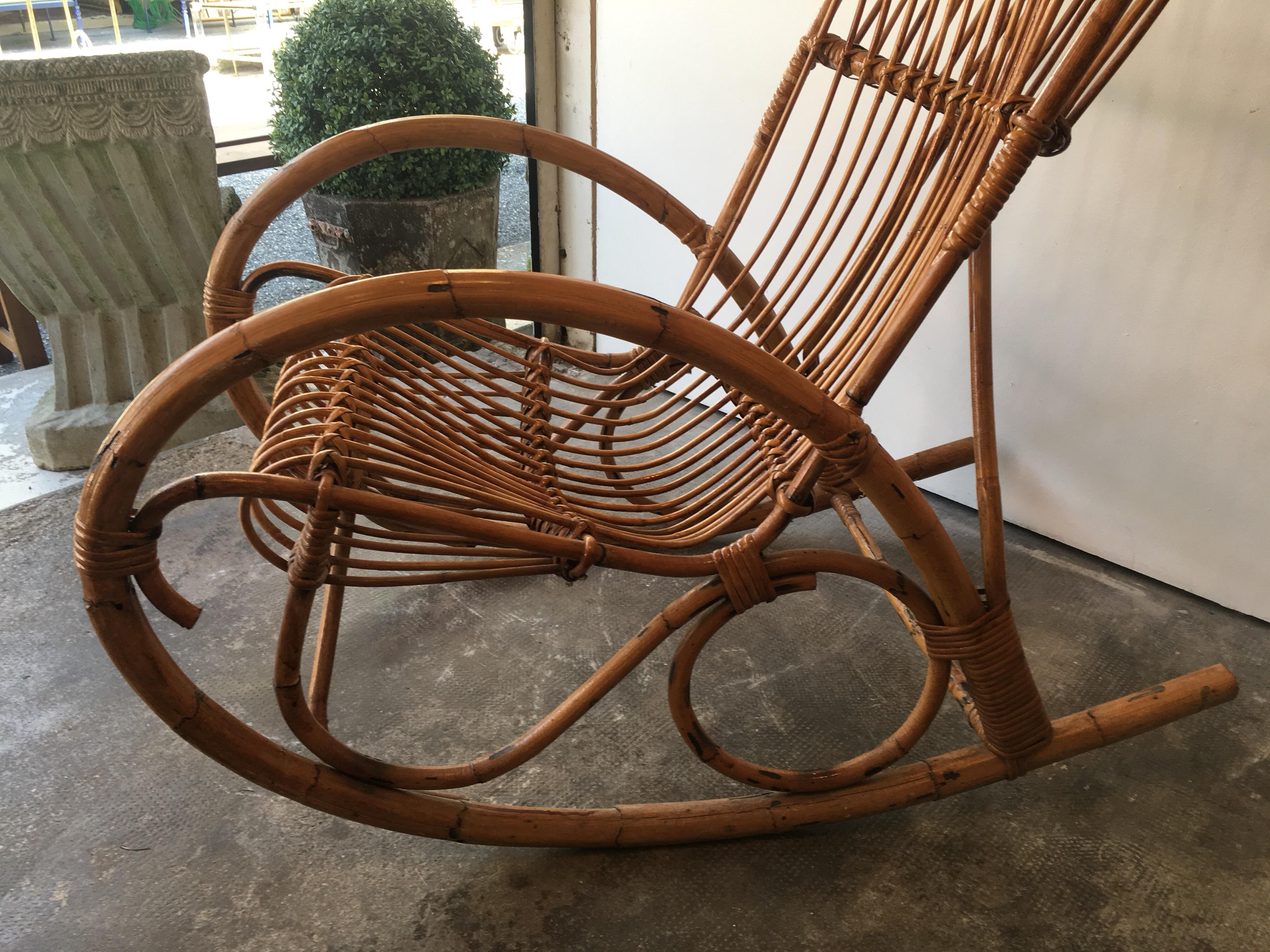 Beautiful Bamboo and Rattan Rocking Chair Armchair, circa 1970, European Work In Good Condition For Sale In Paris, FR
