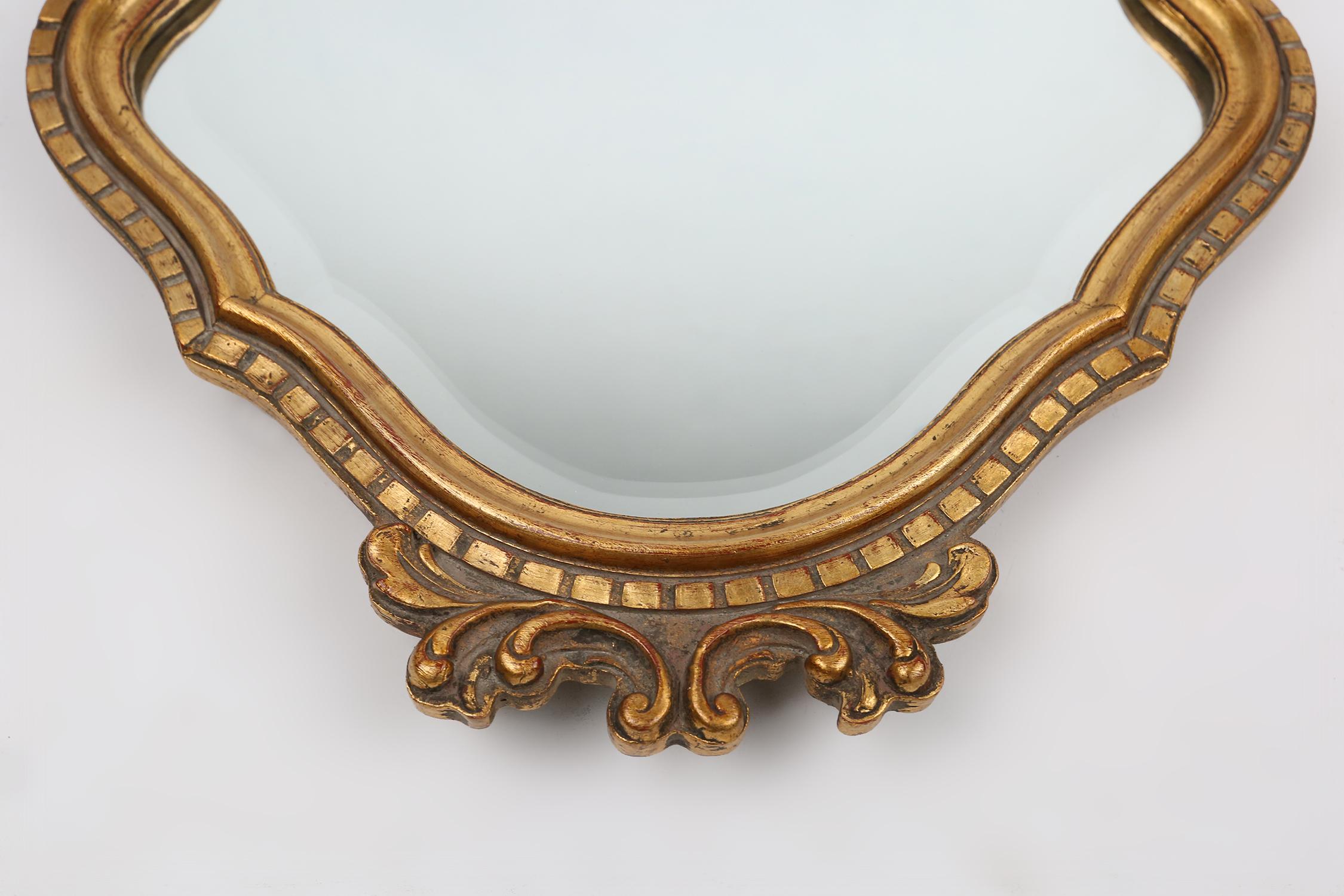 Dorato Splendido specchio barocco in legno trapuntato, Francia, anni '50 in vendita