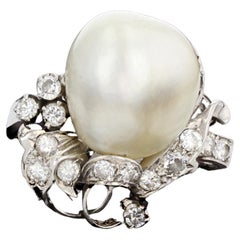 Bellissimo anello barocco con perle e diamanti