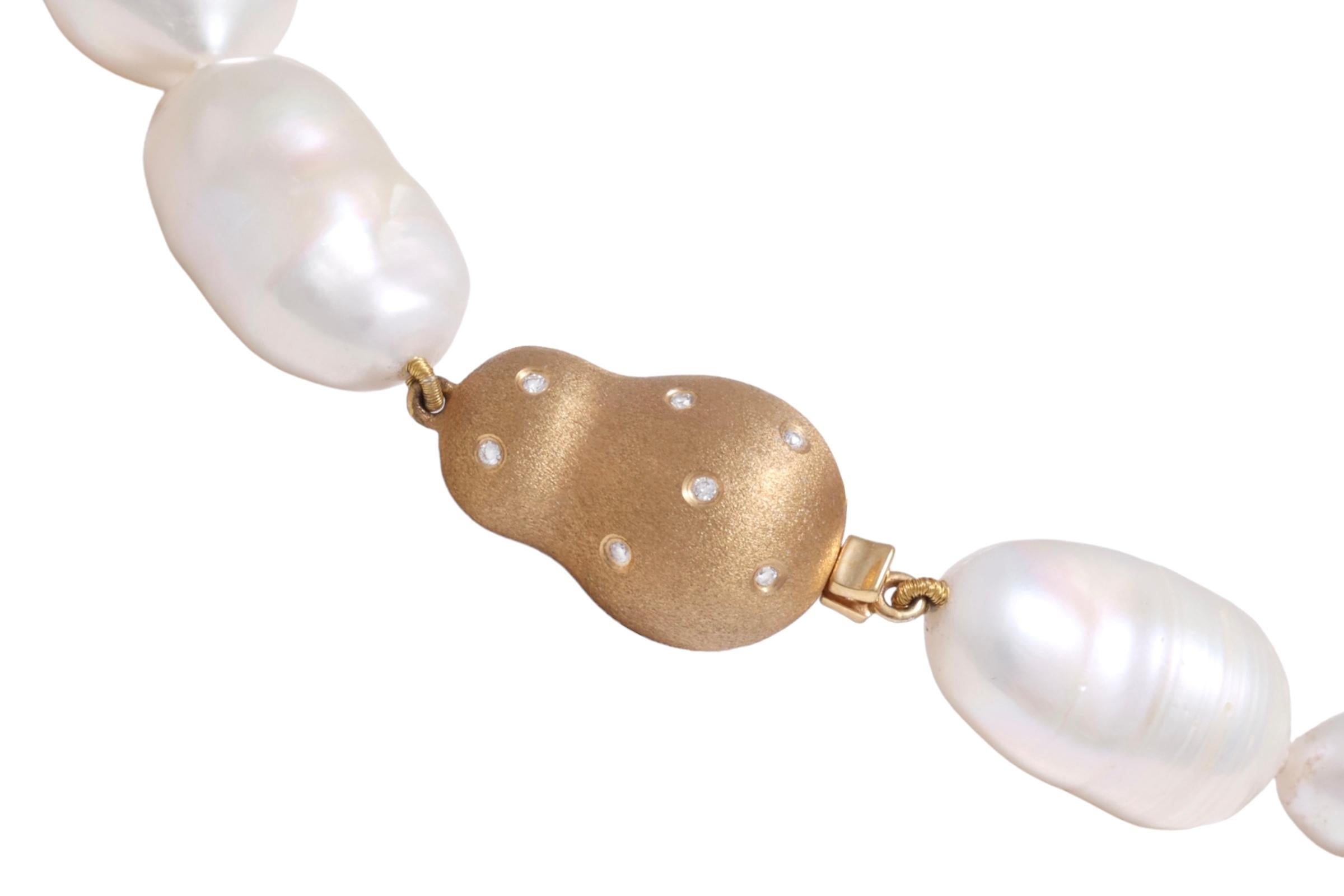 Magnifique collier de perles baroques avec 18 carats Serrure en or jaune avec diamants en vente 5