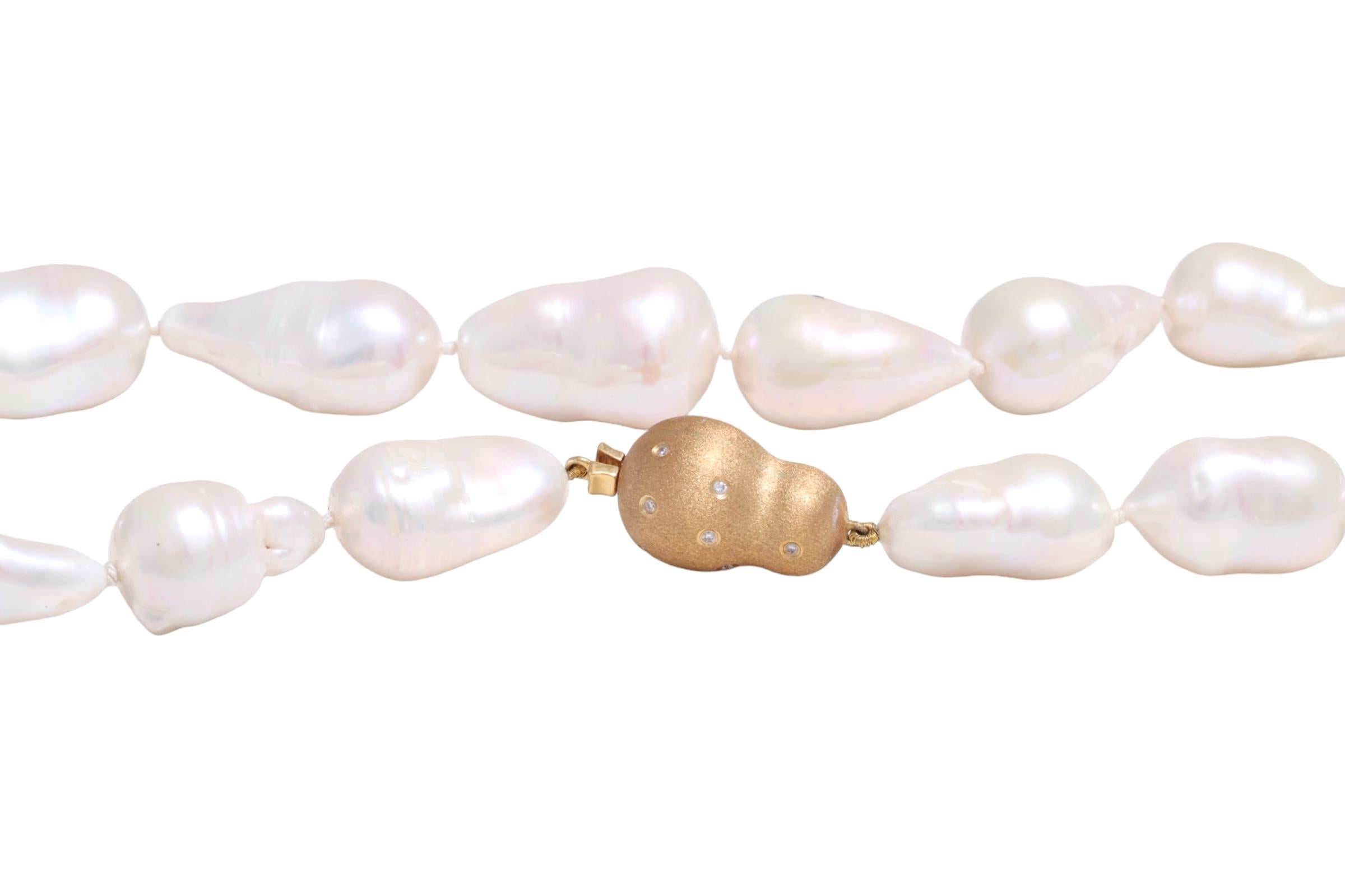 Magnifique collier de perles baroques avec 18 carats Serrure en or jaune avec diamants en vente 6