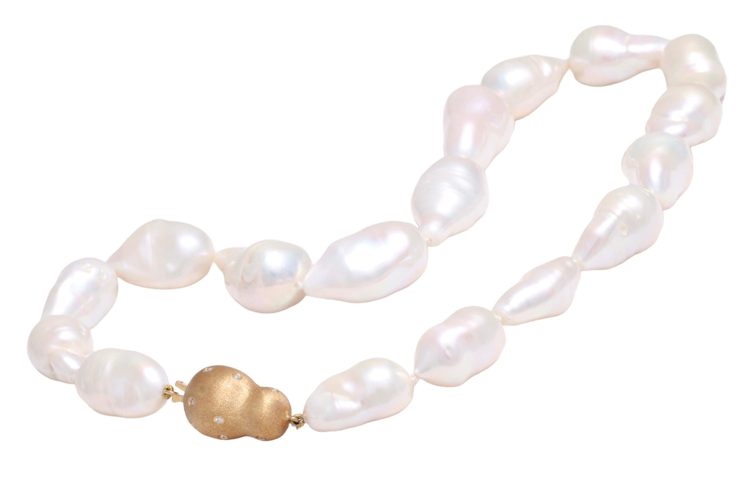 Magnifique collier de perles baroques avec 18 carats Serrure en or jaune avec diamants en vente 7