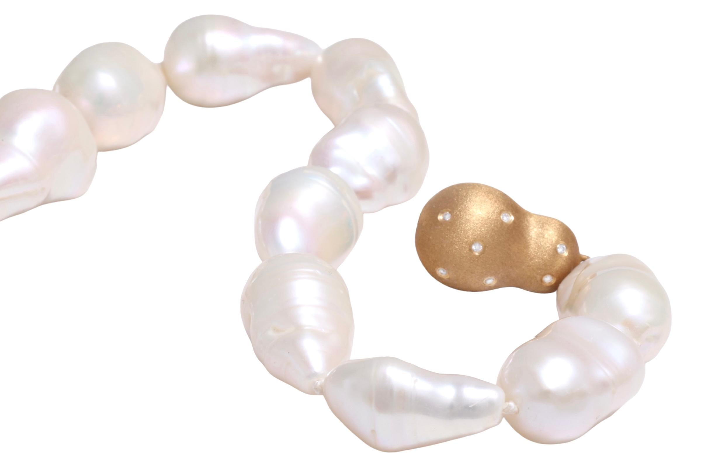 Magnifique collier de perles baroques avec 18 carats Serrure en or jaune avec diamants en vente 10