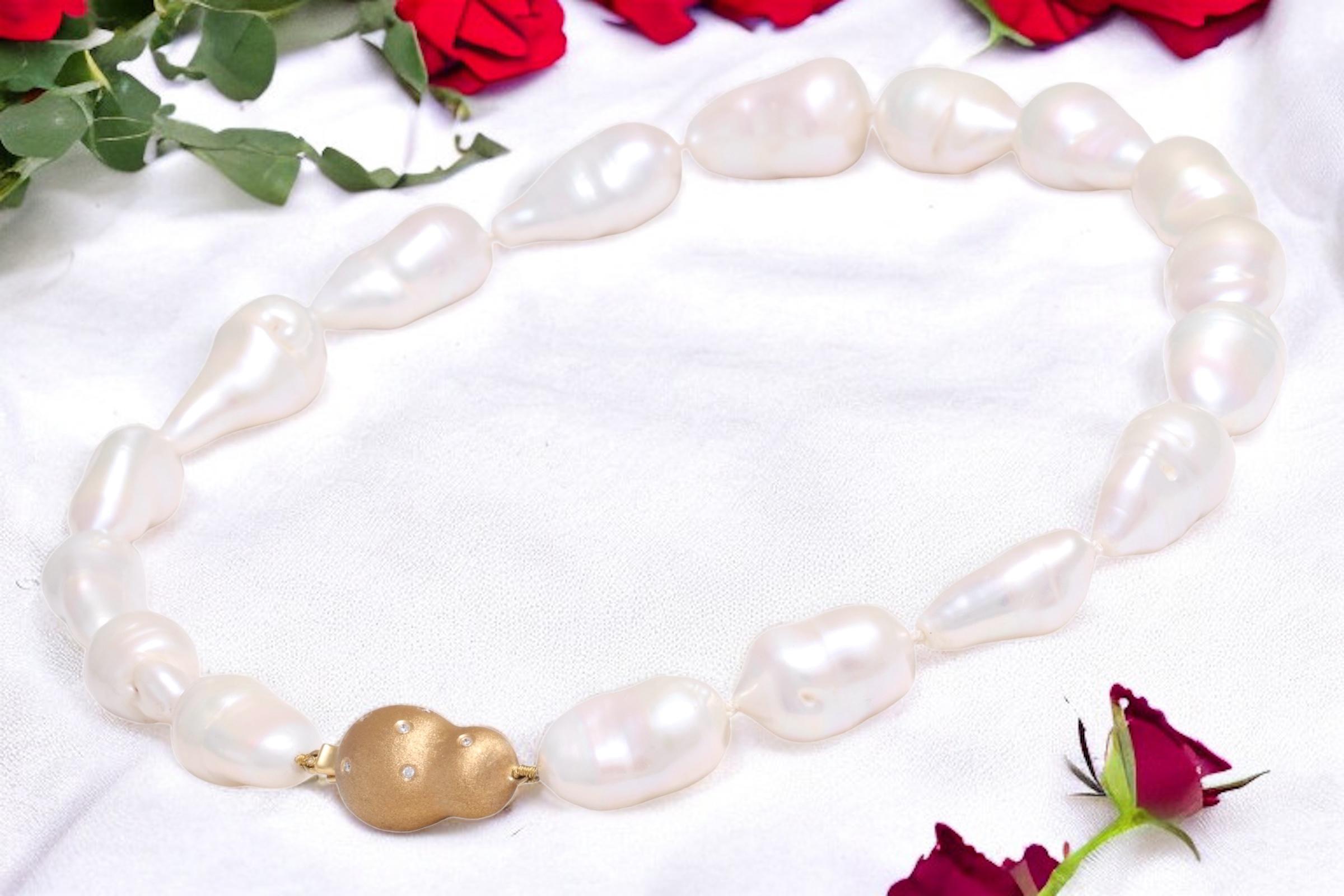 Magnifique collier de perles baroques avec 18 carats Serrure en or jaune avec diamants en vente 11