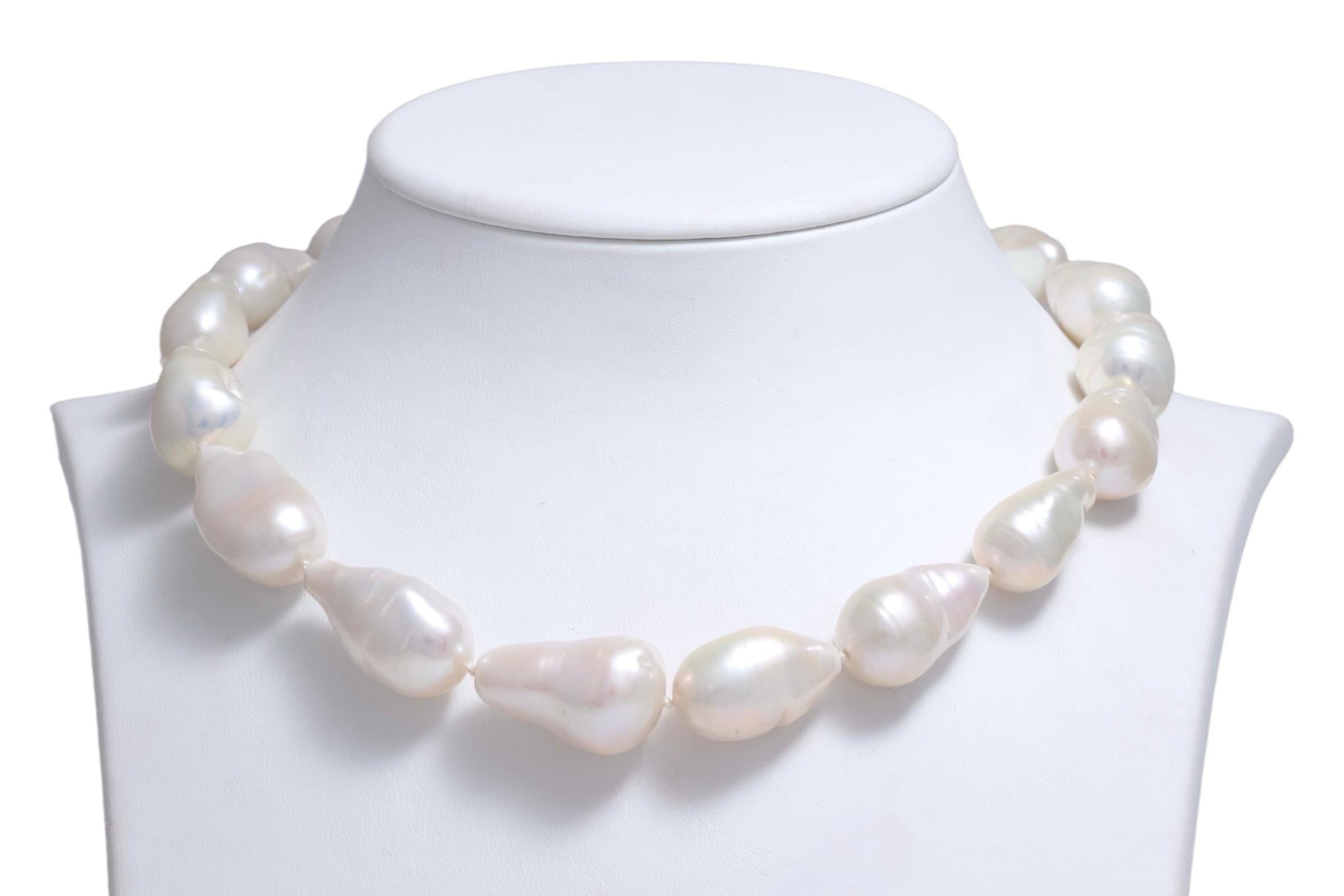 Magnifique collier de perles baroques avec 18 carats Serrure en or jaune avec diamants

Perles : 18 perles blanches baroques, chaque perle mesure environ 25,1 mm x 15

Diamants : Diamants de taille brillante ensemble 0,14 ct.

MATERIAL : Le collier
