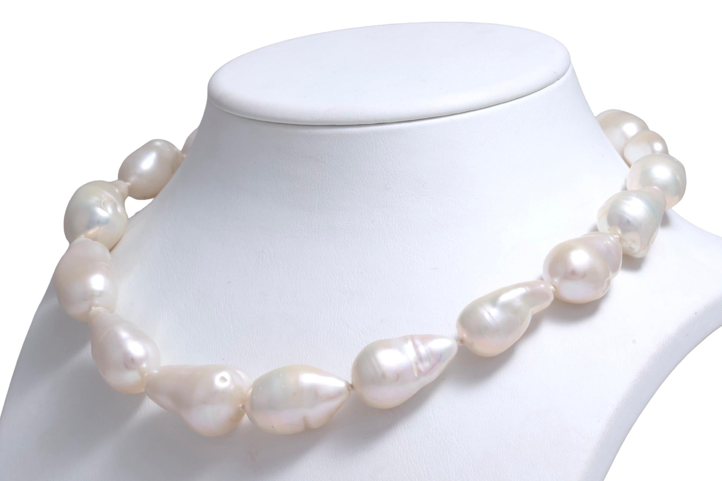 Artisan Magnifique collier de perles baroques avec 18 carats Serrure en or jaune avec diamants en vente