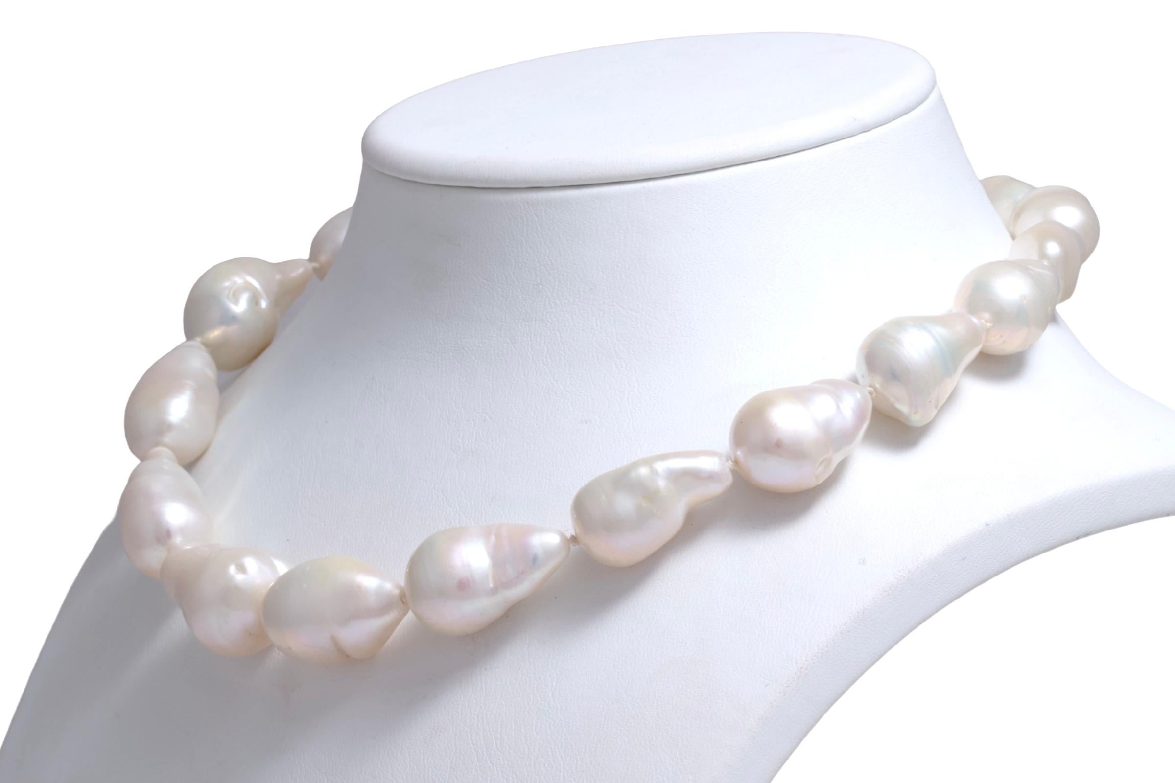 Taille ronde Magnifique collier de perles baroques avec 18 carats Serrure en or jaune avec diamants en vente