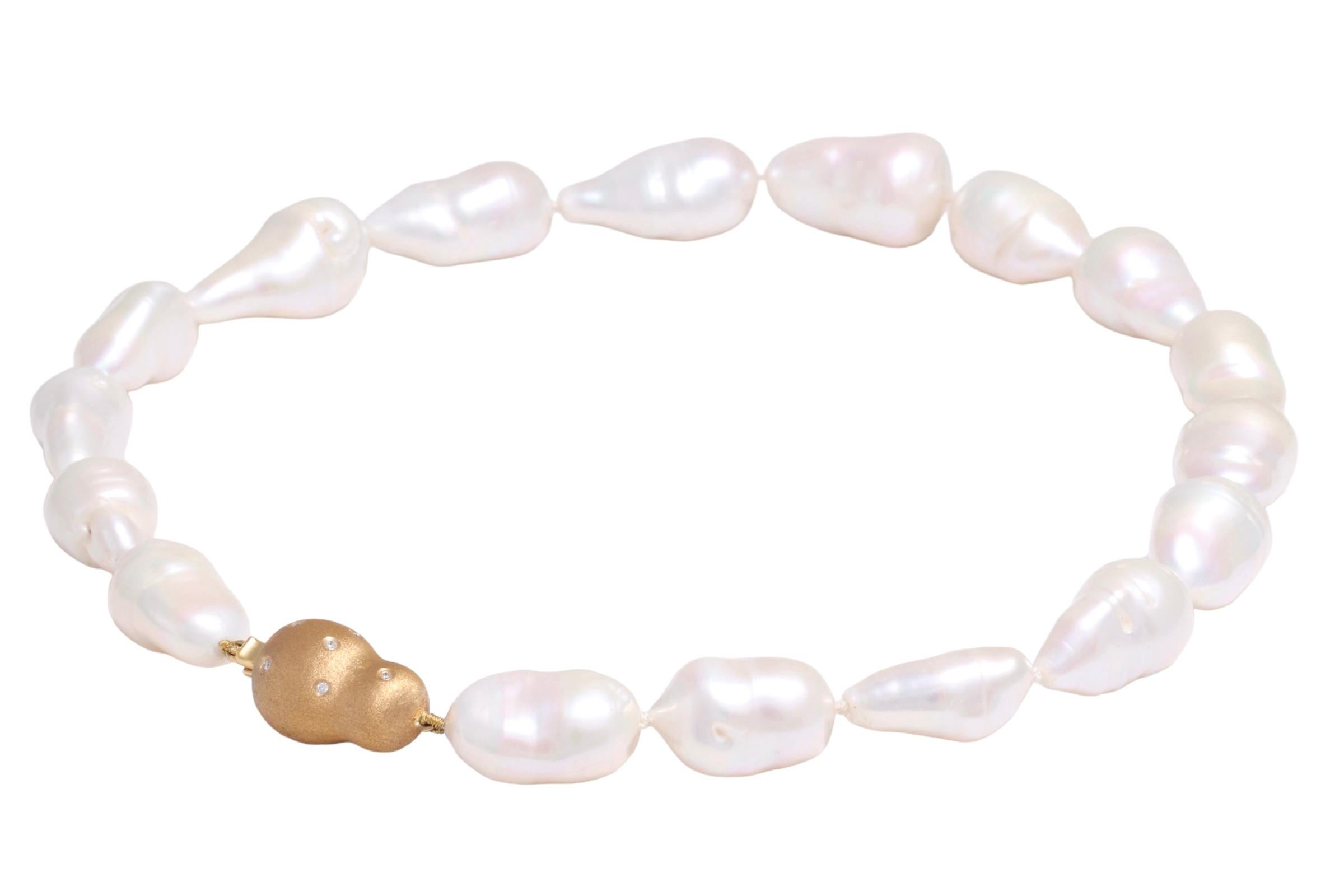 Magnifique collier de perles baroques avec 18 carats Serrure en or jaune avec diamants Unisexe en vente