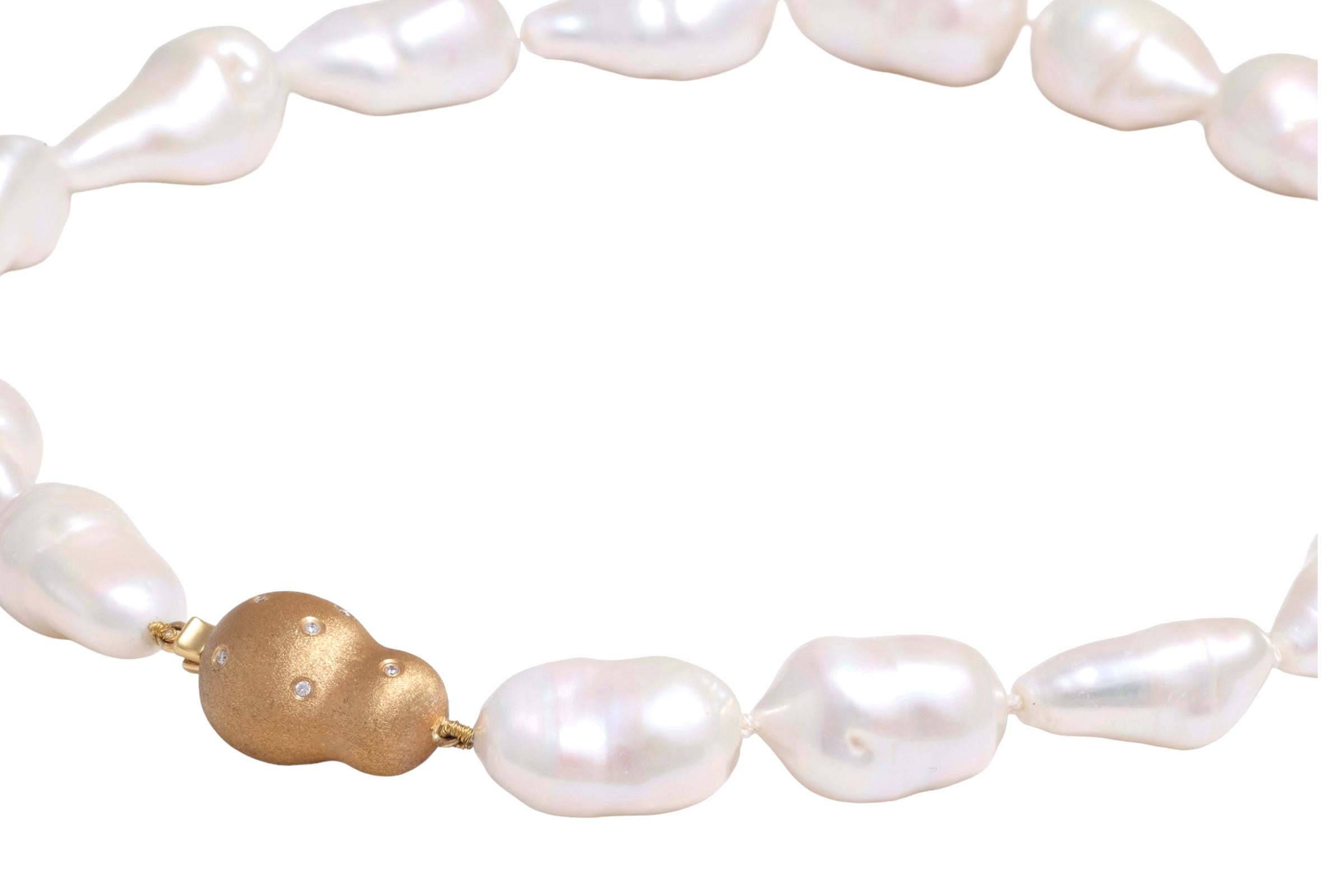Magnifique collier de perles baroques avec 18 carats Serrure en or jaune avec diamants en vente 1