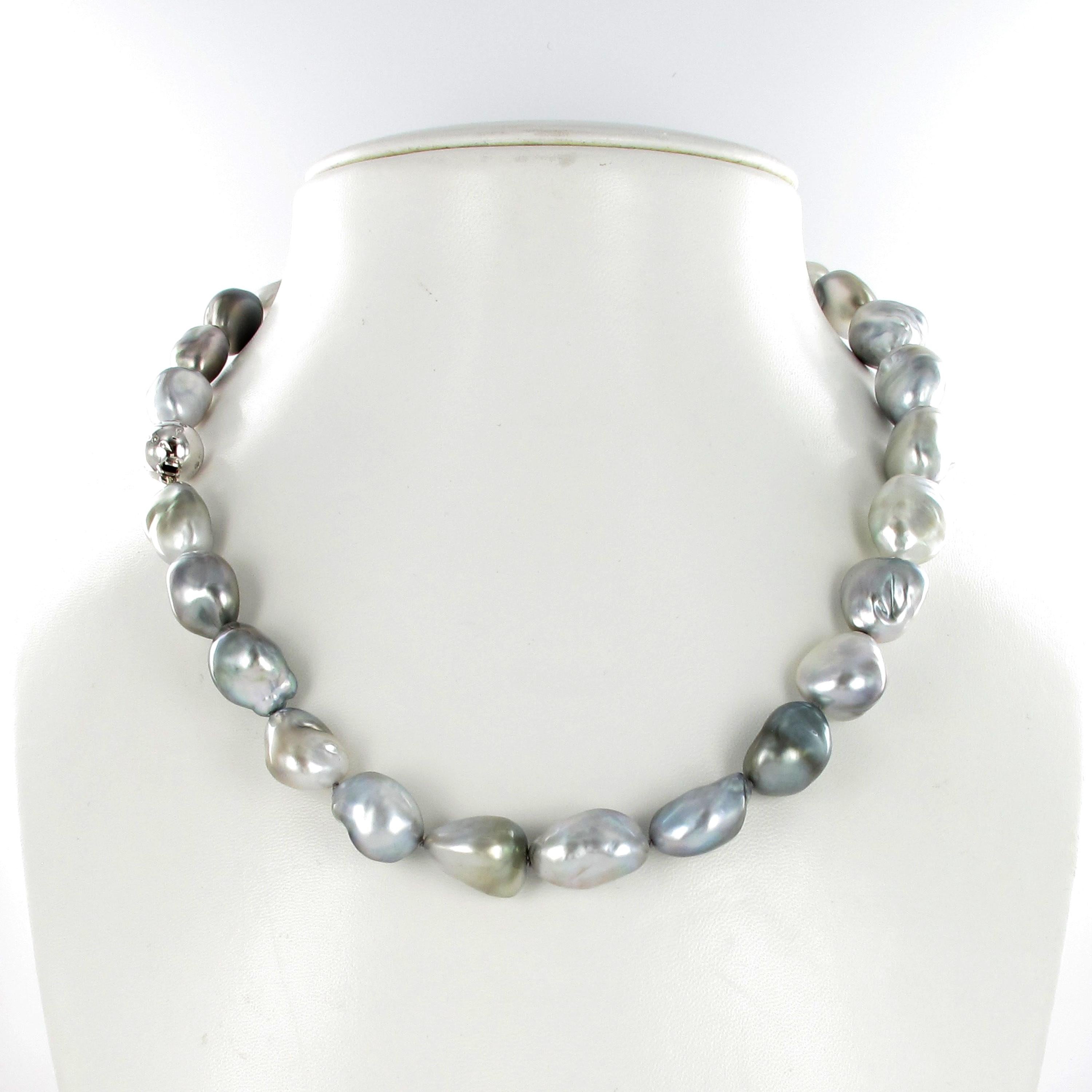 This strand consists of 27 charmingly baroque shaped and multicolored Tahitian cultured pearls ranging from 10.2 mm to 18.9 mm. Ball clasp in 18 karat white gold with 9 brilliant cut diamonds of H color and si clarity, total weight 0.10