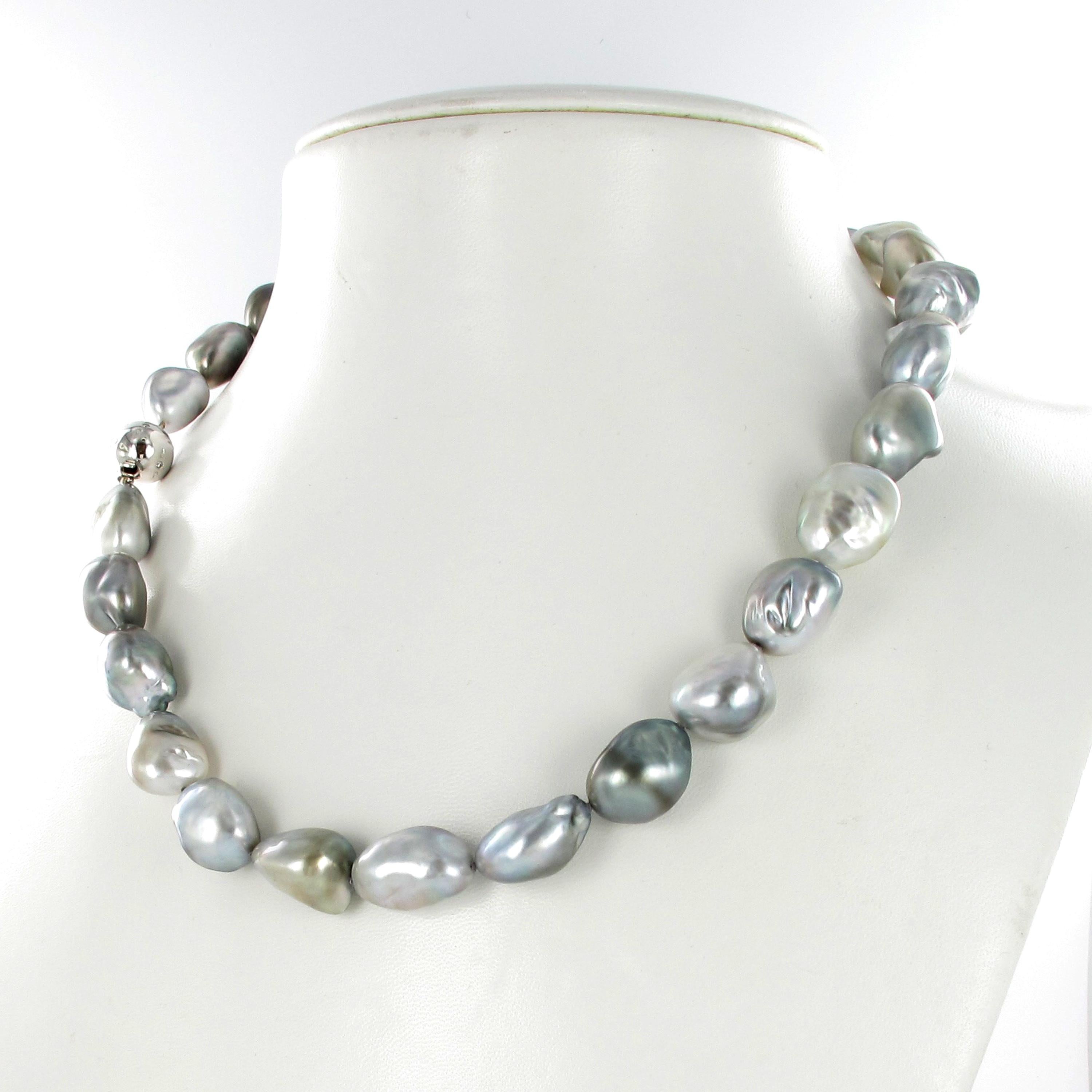 Moderno Bellissima collana barocca di perle coltivate di Tahiti e diamanti in vendita