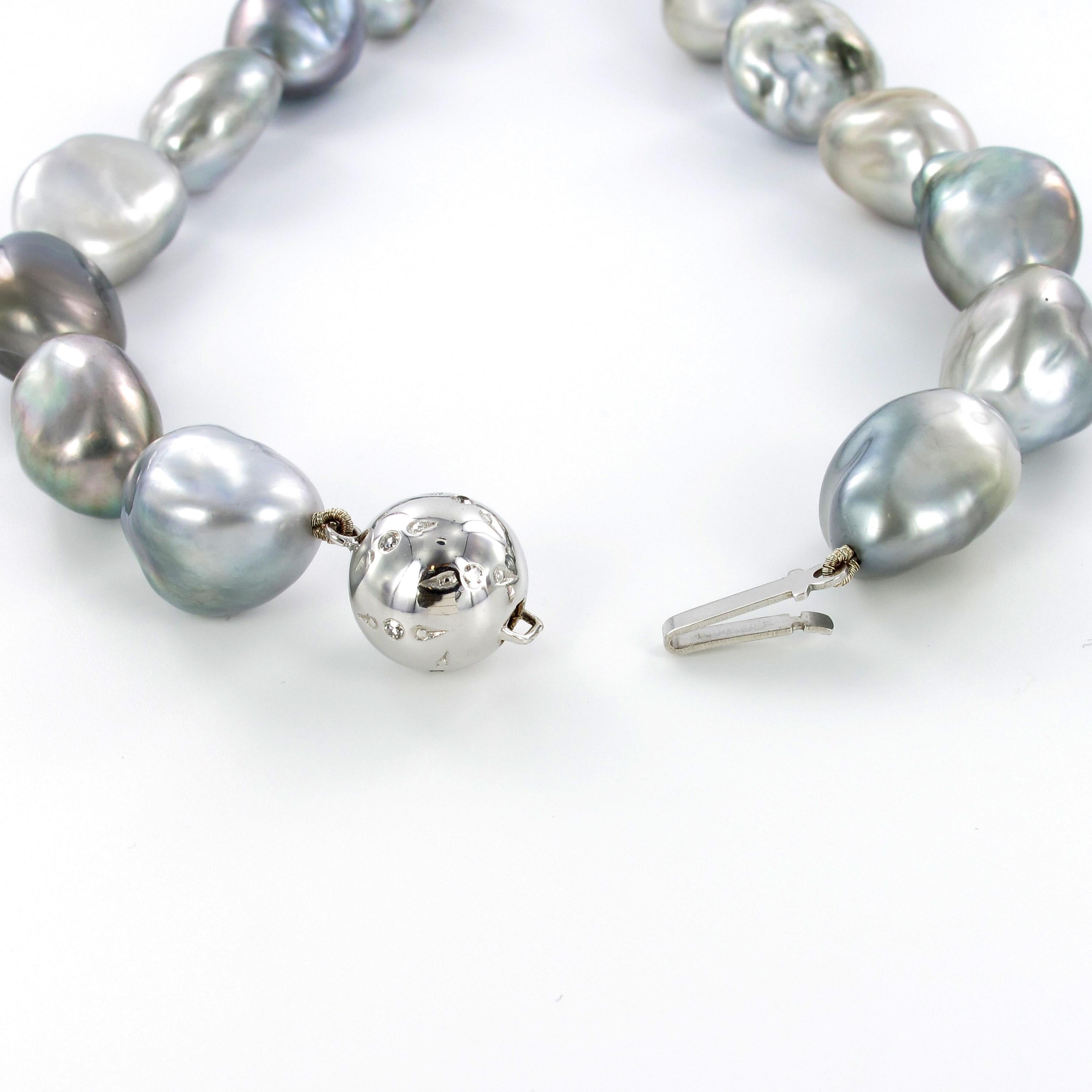 Beautiful Baroque Tahitian Cultured Pearl and Diamond Necklace In New Condition For Sale In Lucerne, CH