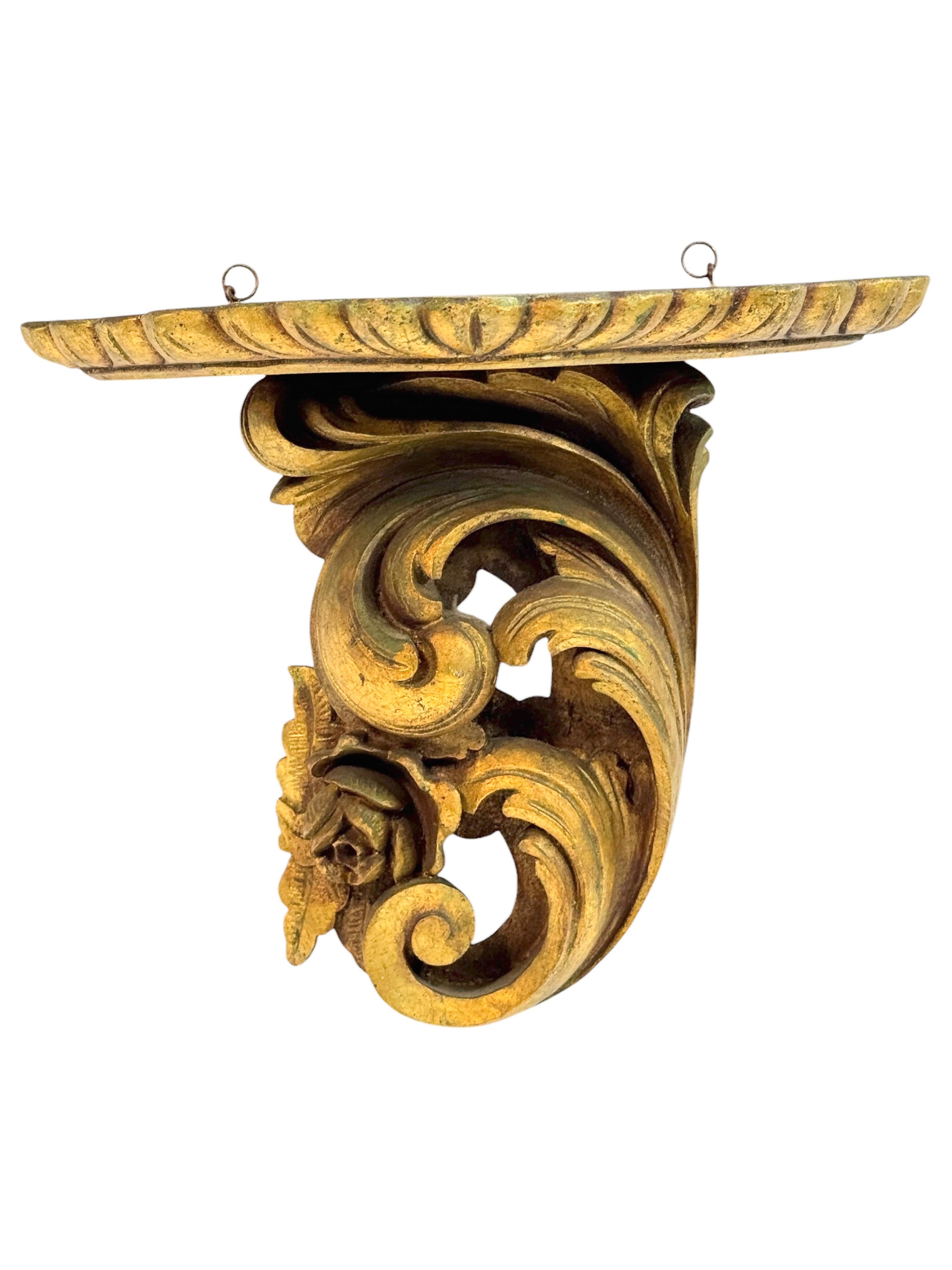 Angeboten wird eine absolut atemberaubende Wandkonsole oder ein Regal aus der Zeit um 1850 oder älter. Eine leichte Patina verleiht diesem Stück einen edlen Ausdruck. Hergestellt aus handgefertigtem Holz und vergoldet. Verwenden Sie es einfach als