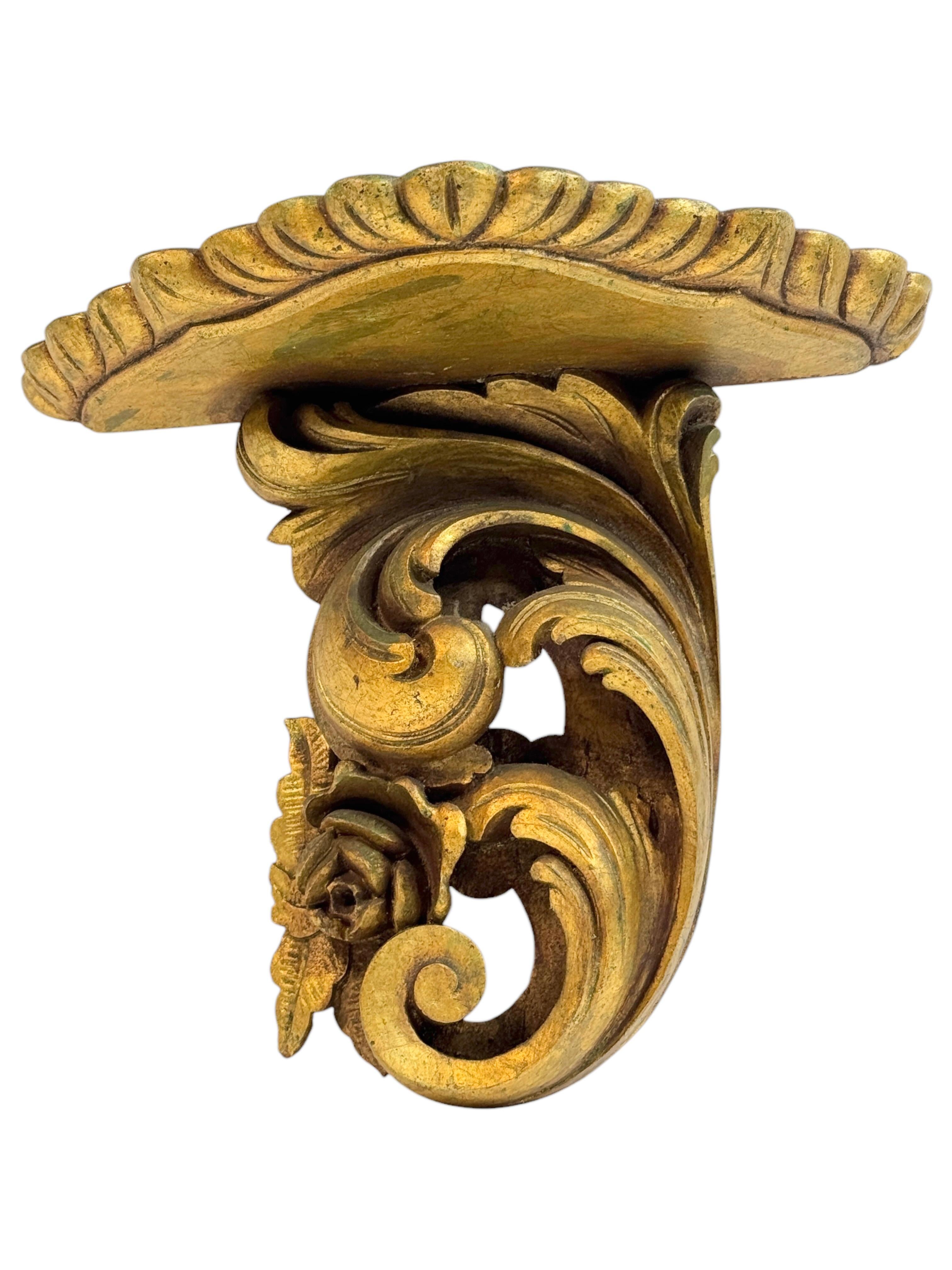 Schönes Barock-Wandkonsolenregal aus Zinn und Zinn, vergoldet, Deutschland 1850er Jahre (Mittleres 19. Jahrhundert) im Angebot