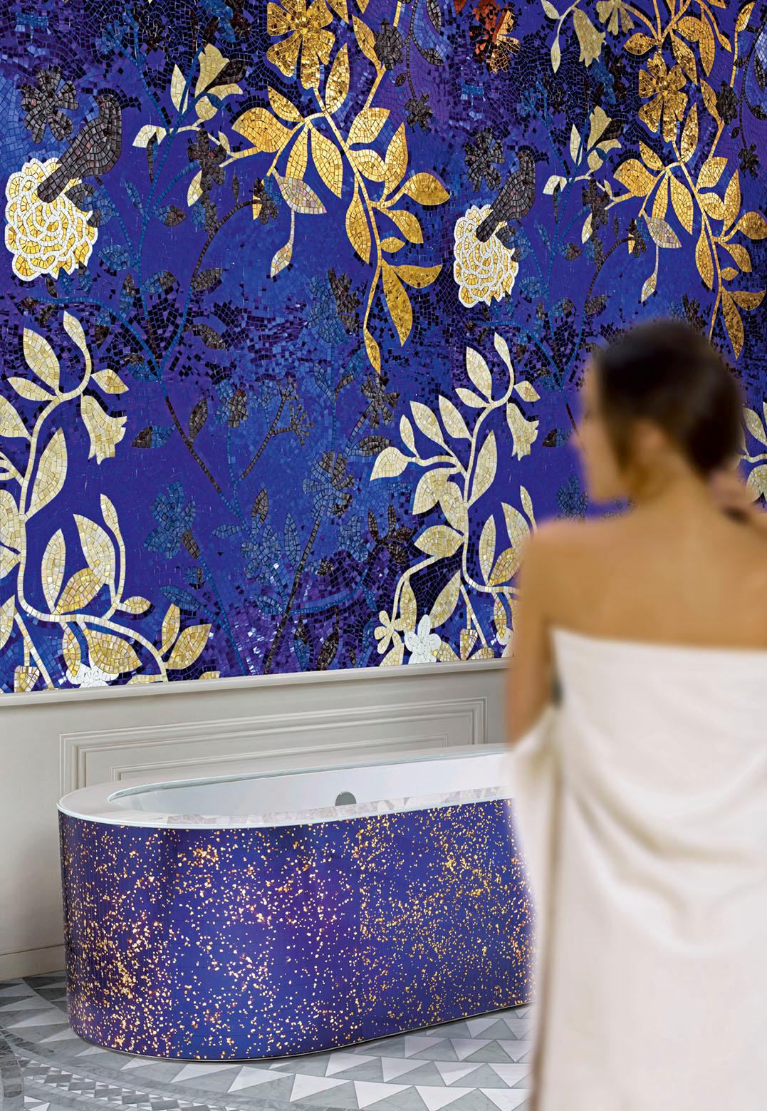Moderne Magnifique baignoire avec décoration artistique en mosaïque de platine en vente