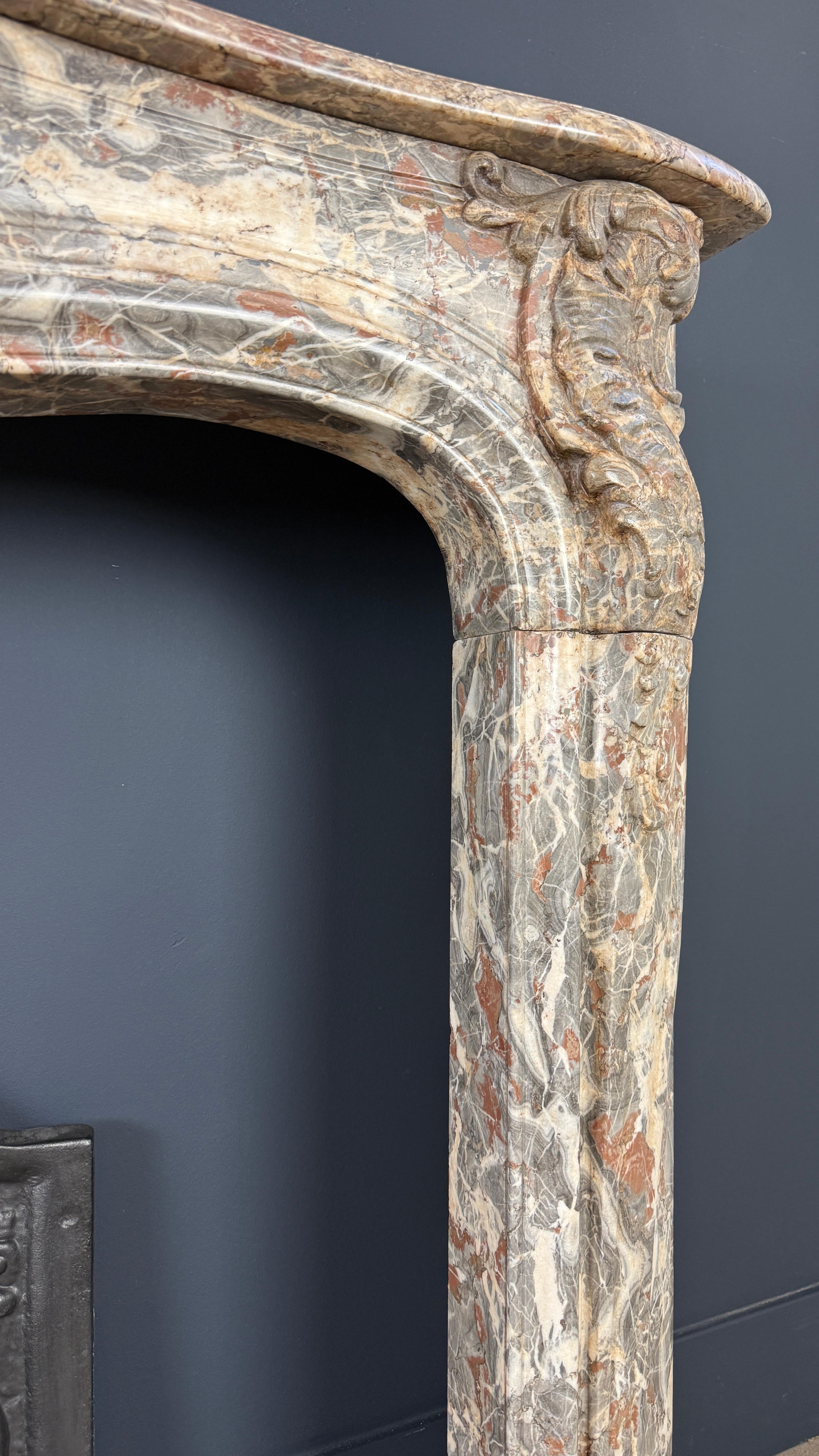 Schöner belgischer Kamin aus antikem Marmor - Einzigartige Farbpalette (Louis XV.) im Angebot