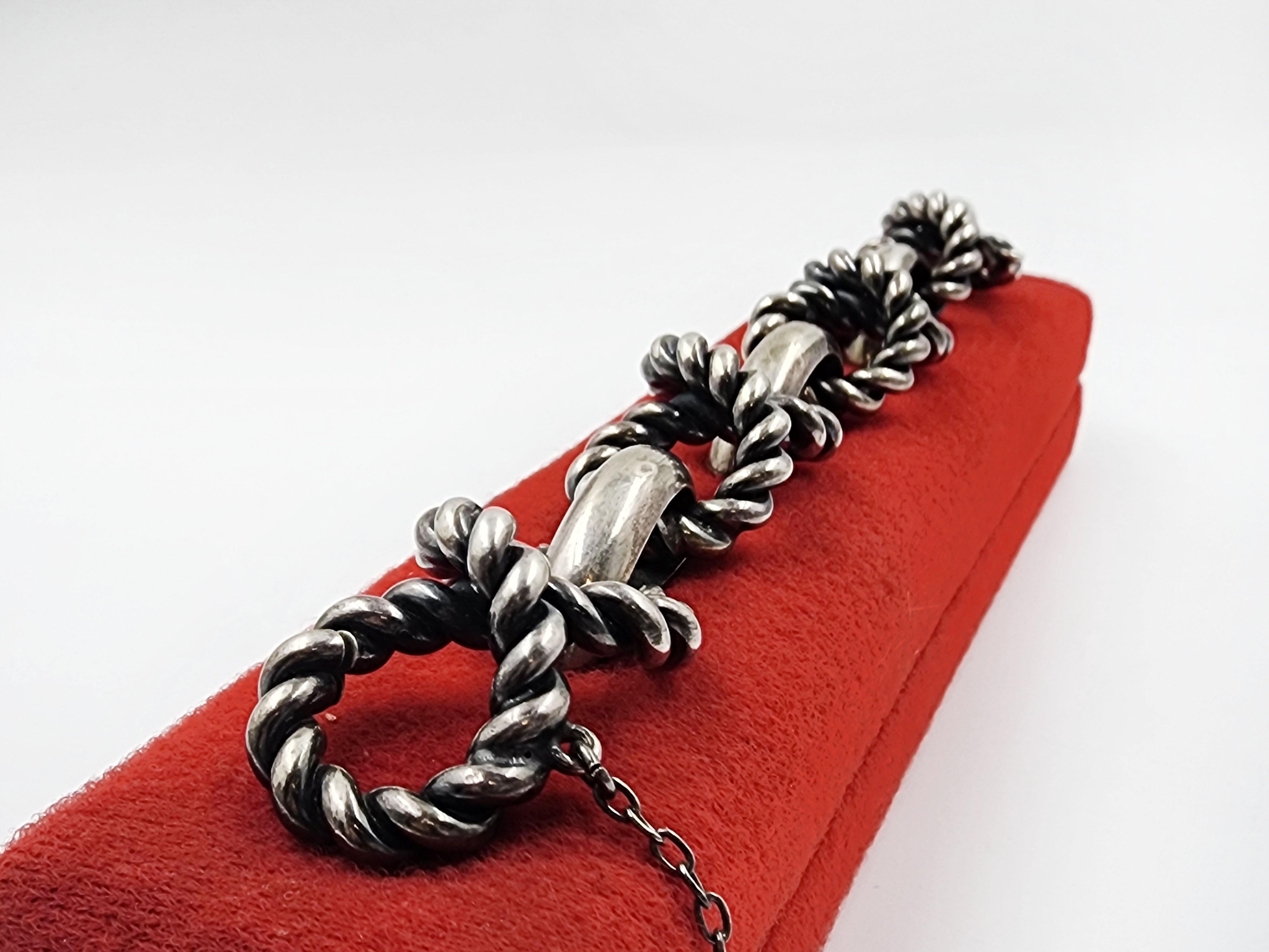 Beautiful Belgiorno silver bracelet from the 70s
This exquisite bracelet, created by the prestigious Belgiorno firm, is a true jewel that transcends fashion. Made of 900 silver, its interlocking link design evokes the beauty of a handcrafted