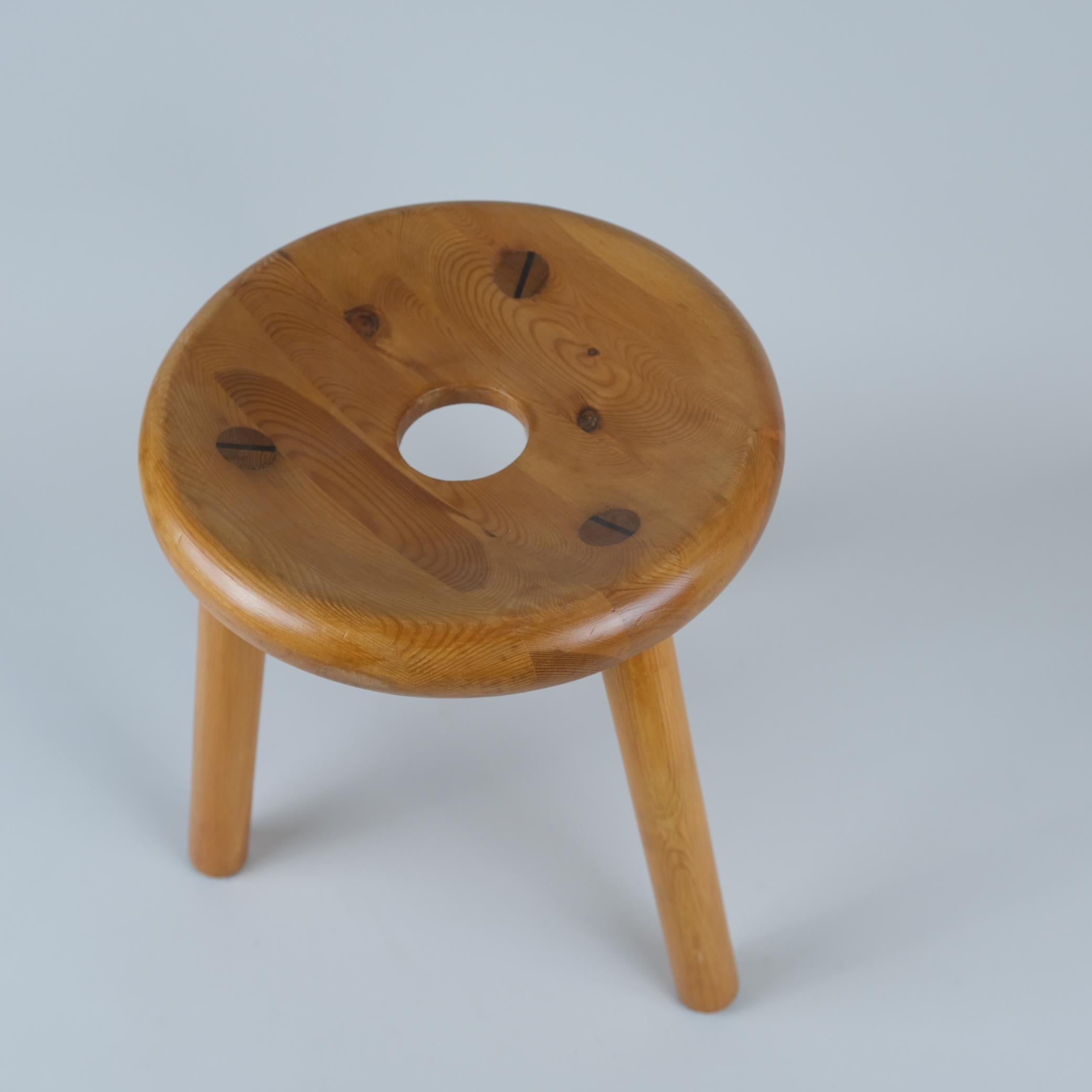 Scandinave moderne Magnifique tabouret de sauna en pin en forme de beignet Bertel Gardberg, Normark, années 1950 en vente