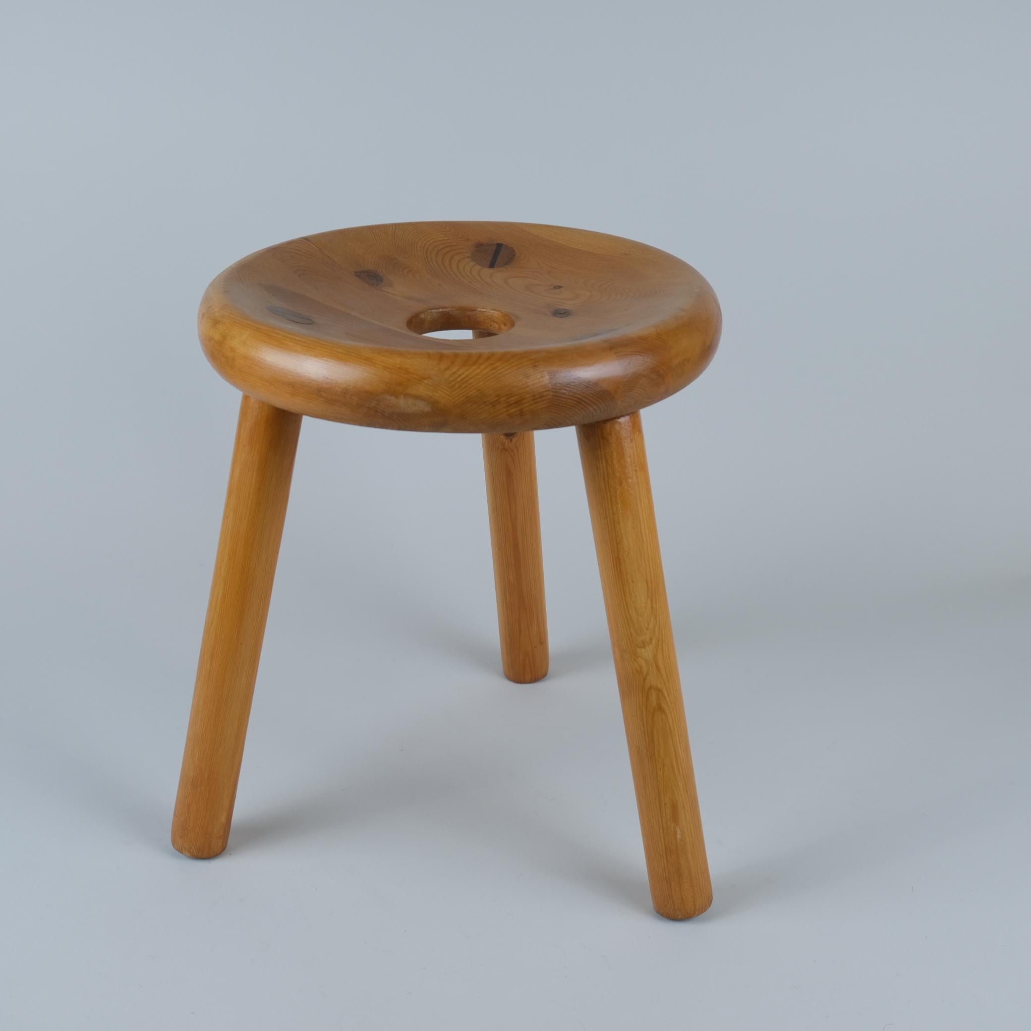 Finlandais Magnifique tabouret de sauna en pin en forme de beignet Bertel Gardberg, Normark, années 1950 en vente