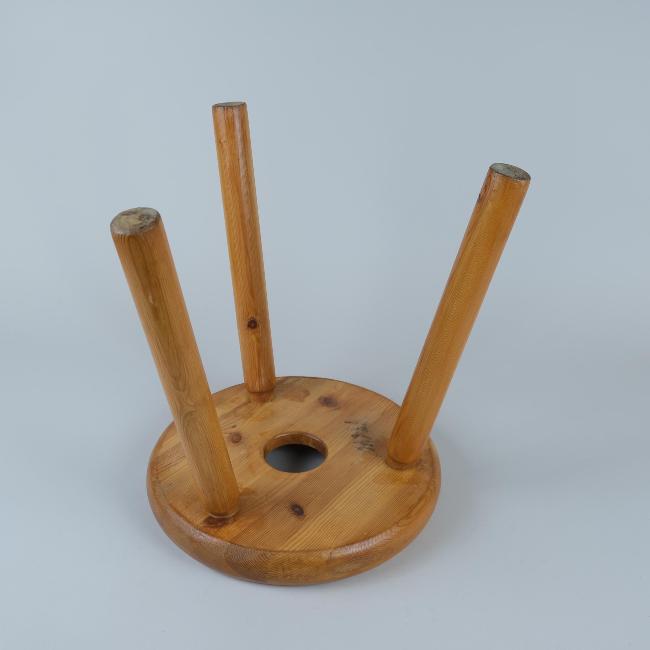 Magnifique tabouret de sauna en pin en forme de beignet Bertel Gardberg, Normark, années 1950 en vente 1
