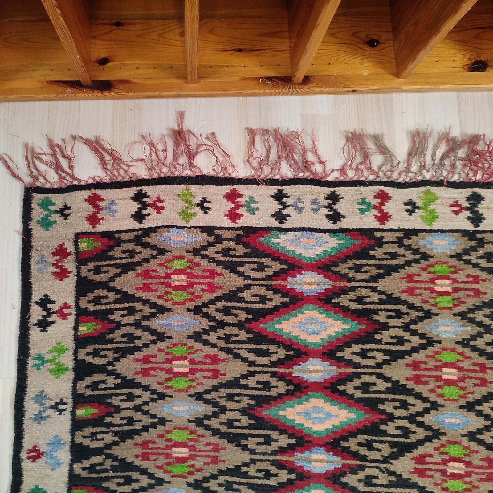 Schöner türkischer Kelim-Teppich aus den 1940er Jahren, Stammeskunst-Teppich (Wolle) im Angebot