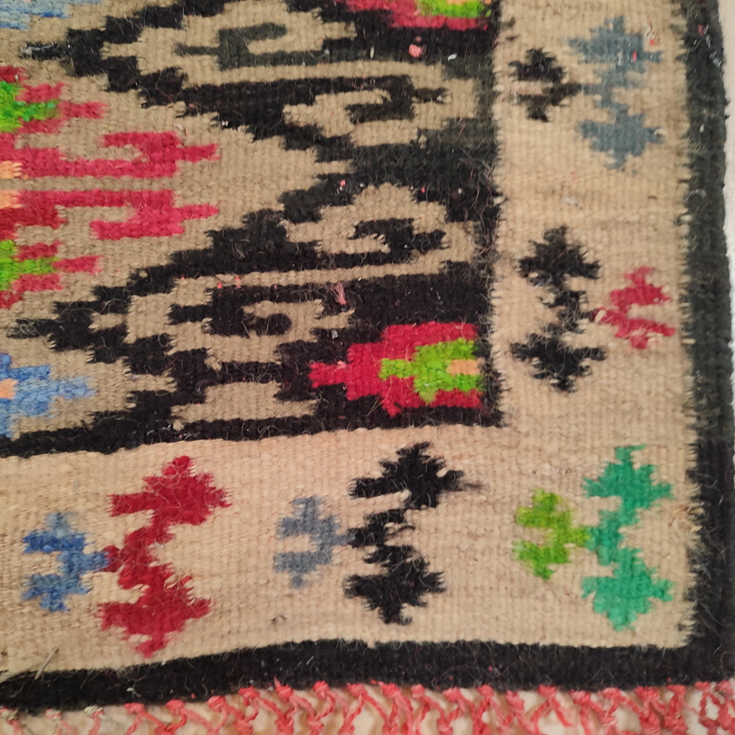 Beautiful Turkish Kilim Rug Antique of the 1940s, Tribal Rug For Sale 1