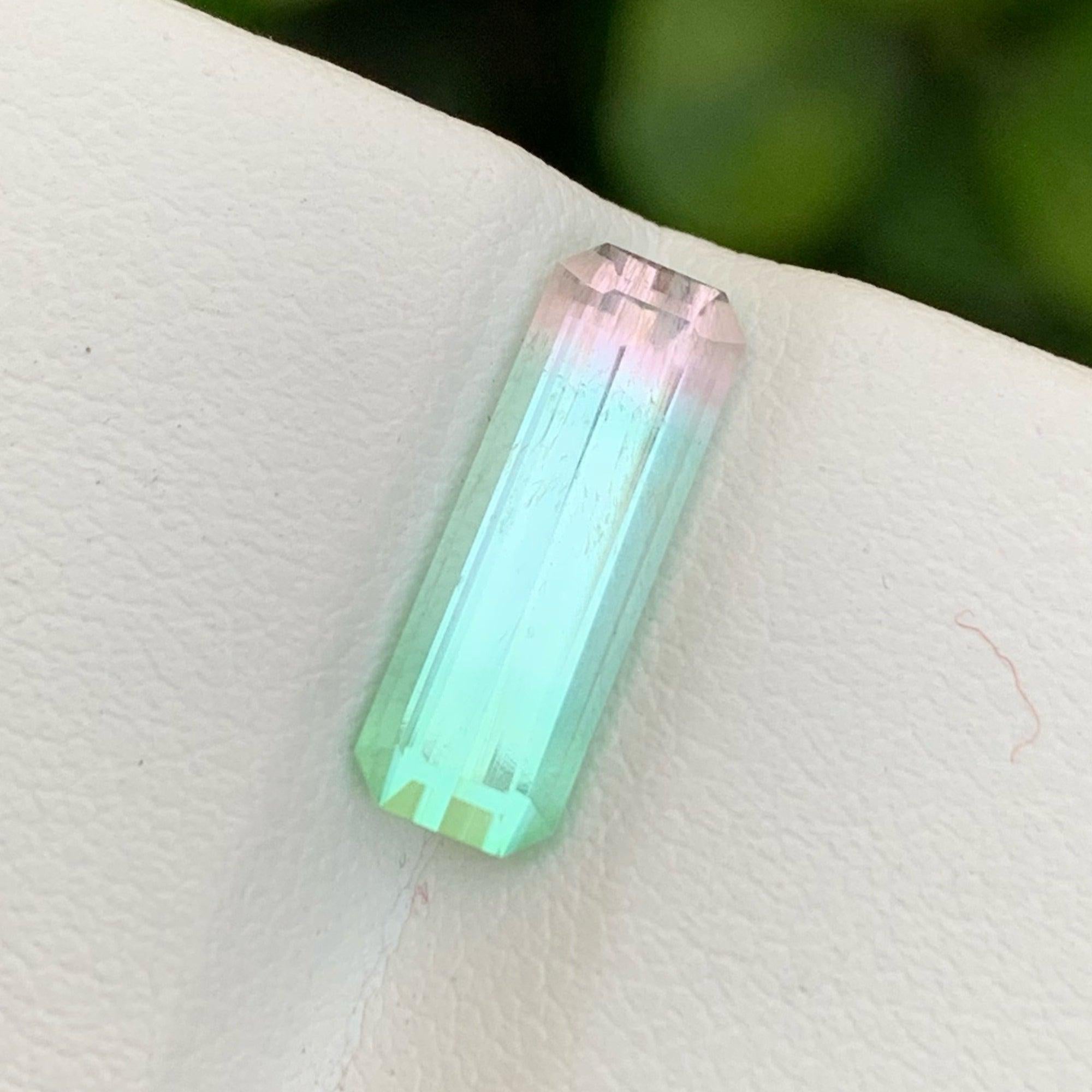 Beautiful Bicolor Loose Tourmaline Gemstone 3.25 CTS Tourmaline From Afghanistan In New Condition For Sale In Bangkok, TH