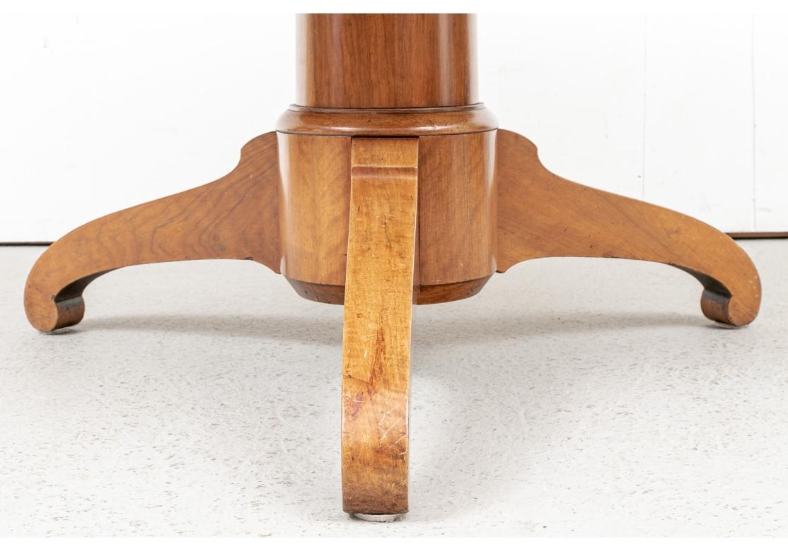 Schöner runder Biedermeier-Ess- oder Mitteltisch aus gemasertem Holz  im Zustand „Relativ gut“ im Angebot in Bridgeport, CT
