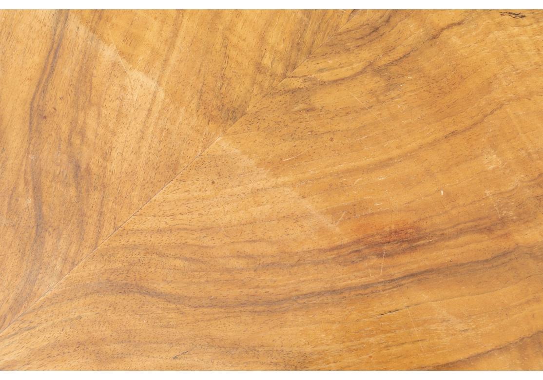 Schöner runder Biedermeier-Ess- oder Mitteltisch aus gemasertem Holz  (19. Jahrhundert) im Angebot