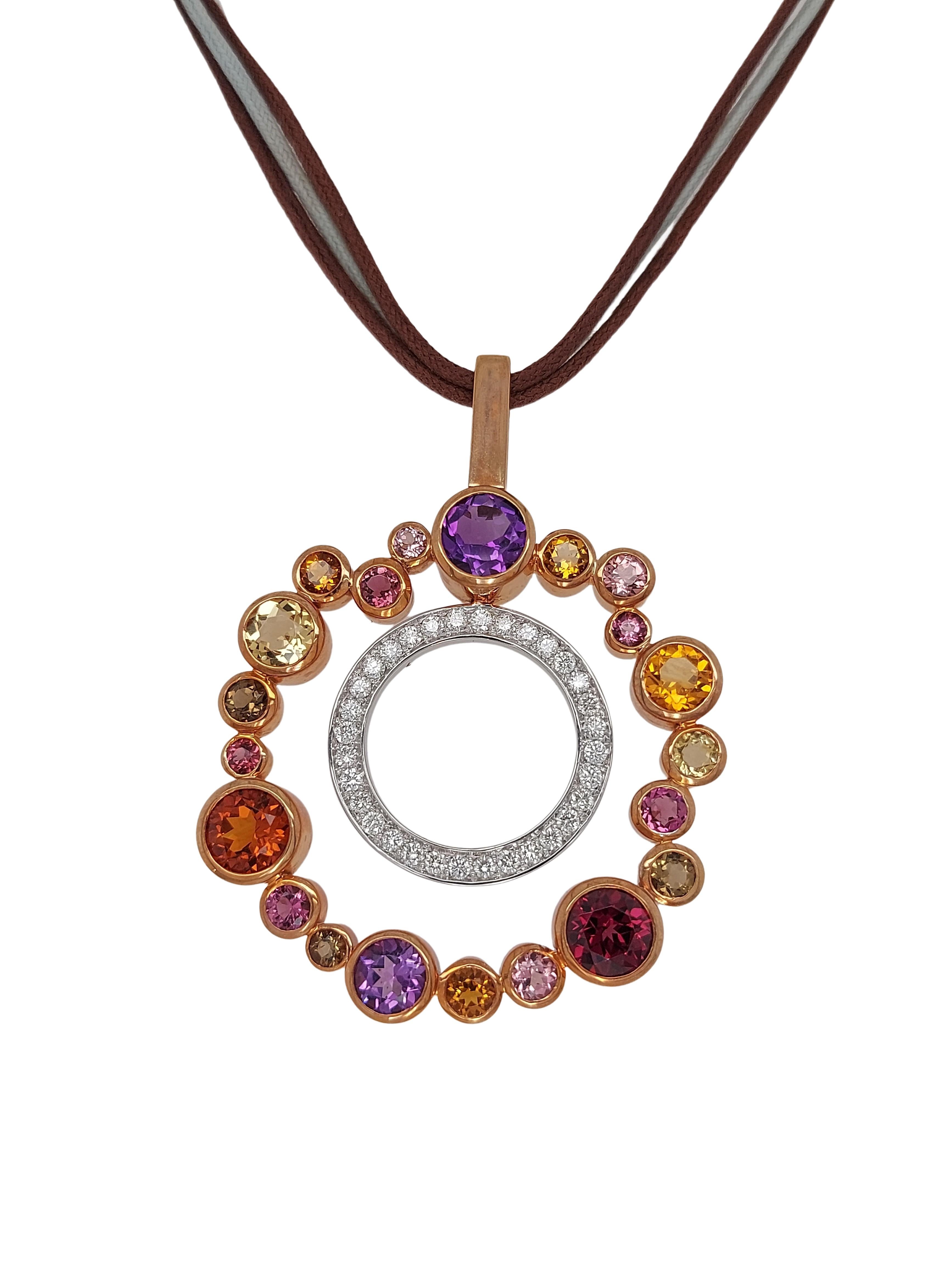 Bellissimo BIGLI  Ciondolo con diamanti e pietre semipreziose 

Diamanti: diamanti taglio brillante, insieme circa 0,64 carati

Pietre semipreziose

Materiale: Oro rosso/bianco 18kt

Misure: Diametro 37 mm

Peso totale: 14,1 grammi / 9,1 dwt / 0,500