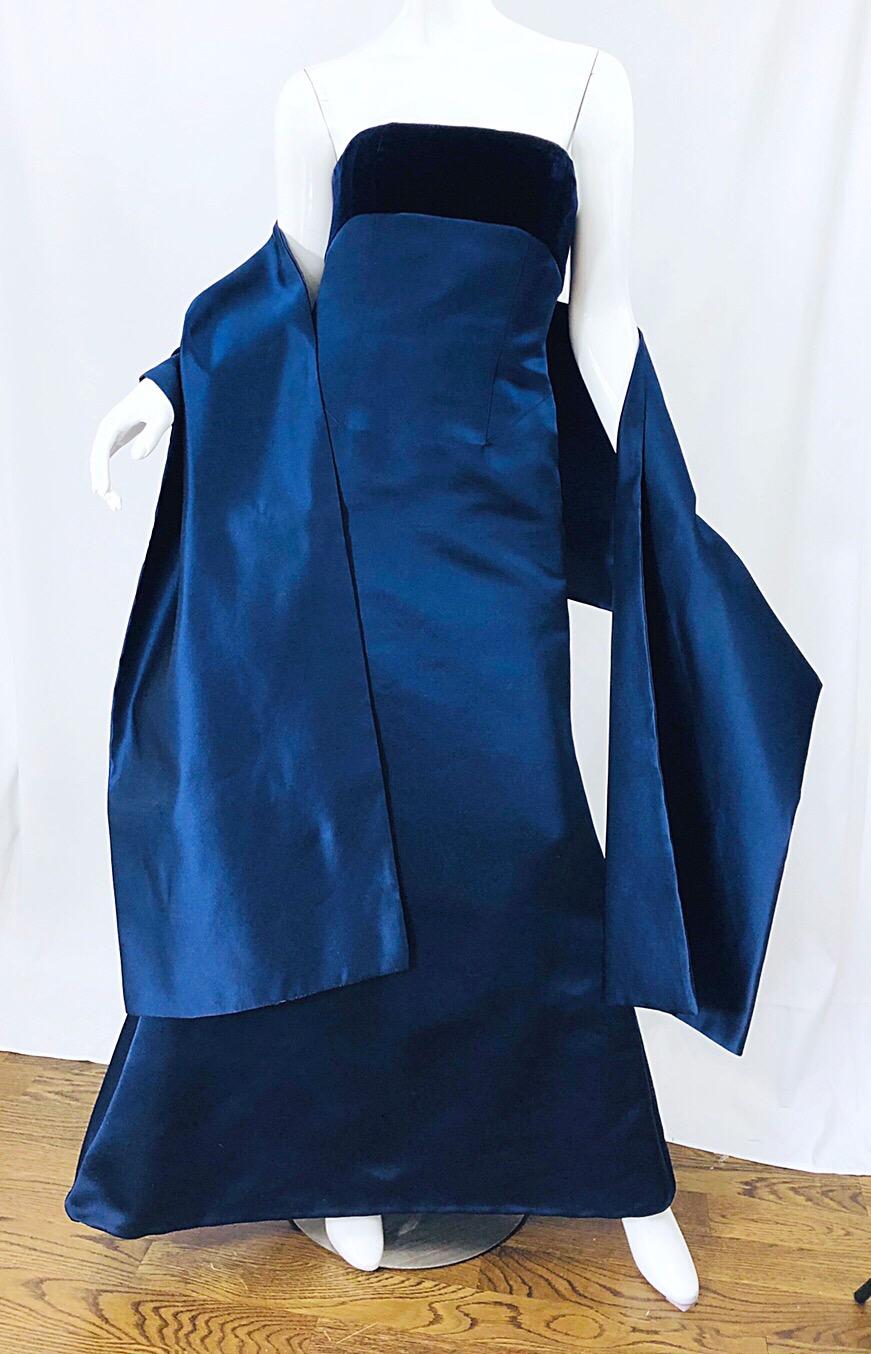 Schönes Bill Blass Vintage-Kleid aus marineblauem Seiden-Satin aus den 90ern + Schal, Gr 6 / 8 (Blau) im Angebot