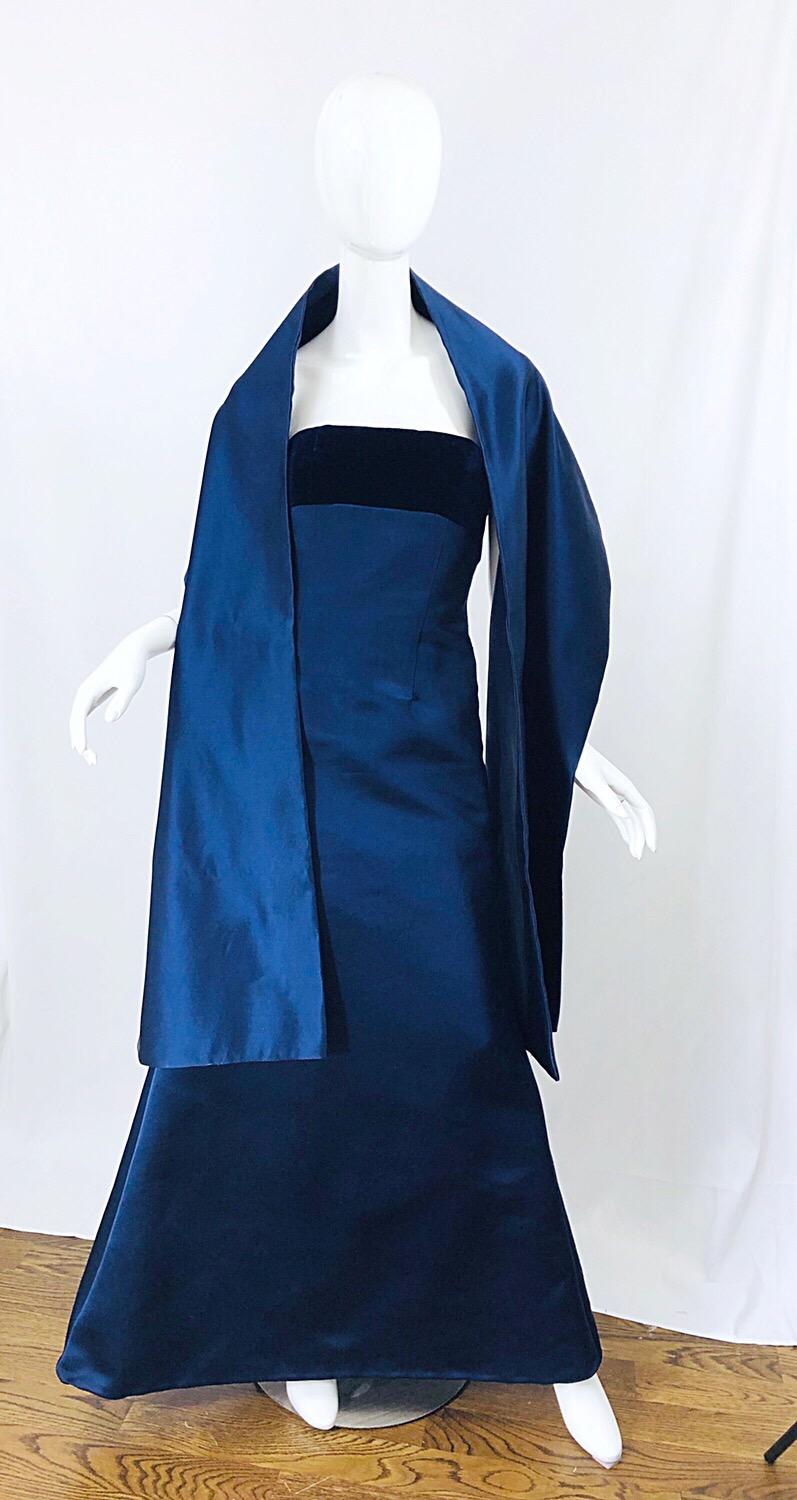 Schönes Bill Blass Vintage-Kleid aus marineblauem Seiden-Satin aus den 90ern + Schal, Gr 6 / 8 Damen im Angebot