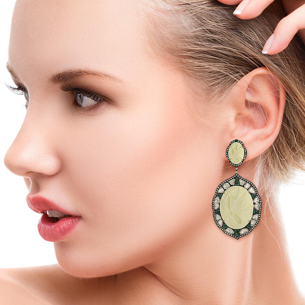 Beautiful hand carved Bird Cameo Earring with Diamonds and Emeralds around is a pretty long earring with push and post.

18k:1.73g
Diamond: 10.2cts
Slv: 27.16 gms
Emerald: 1.22 cts
Cameo- 87.40 cts