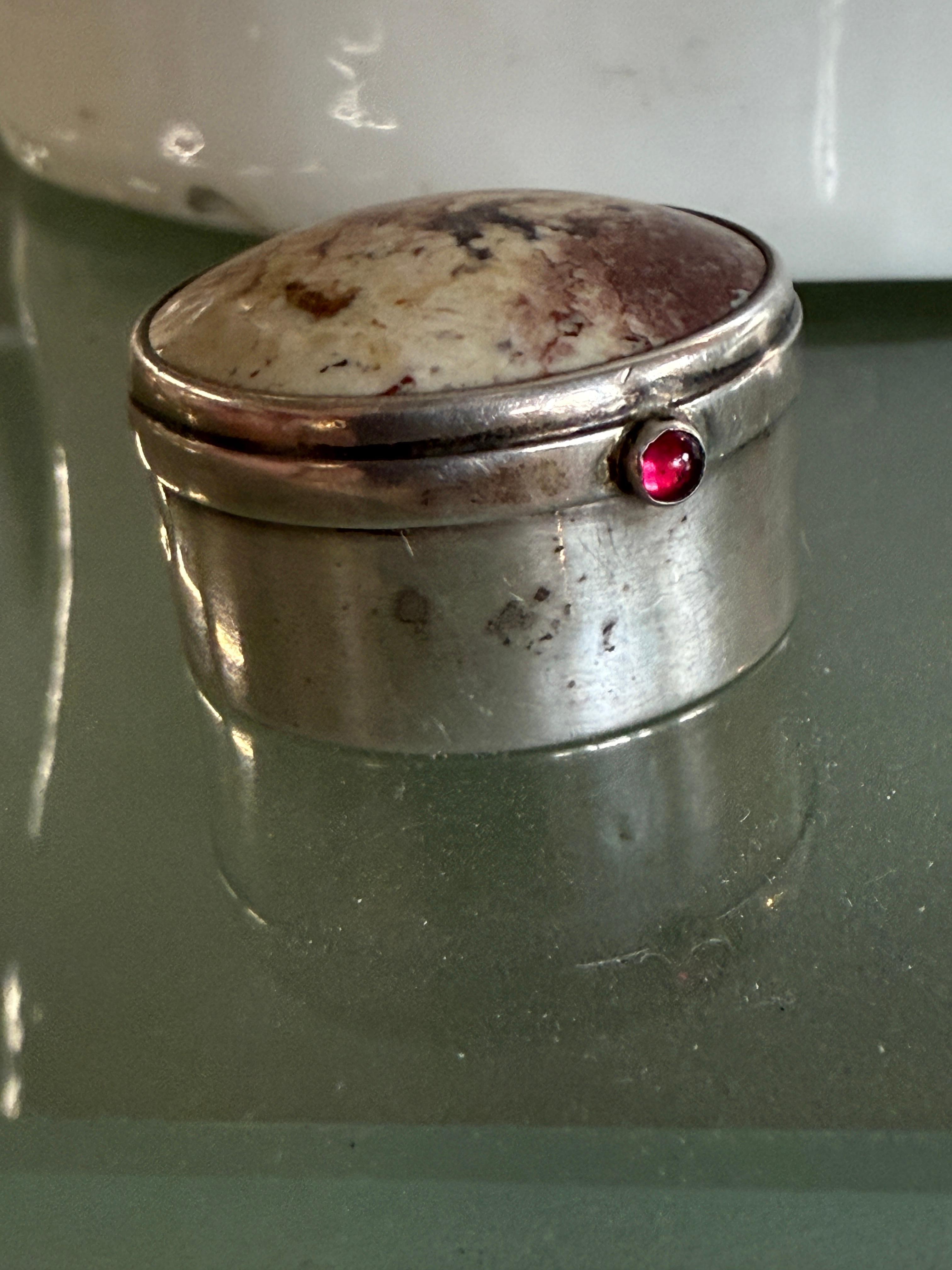 Beautiful Birmingham 1912 Sterling Silver, Agate & Cabochon Ruby? Pill Box For Sale 5