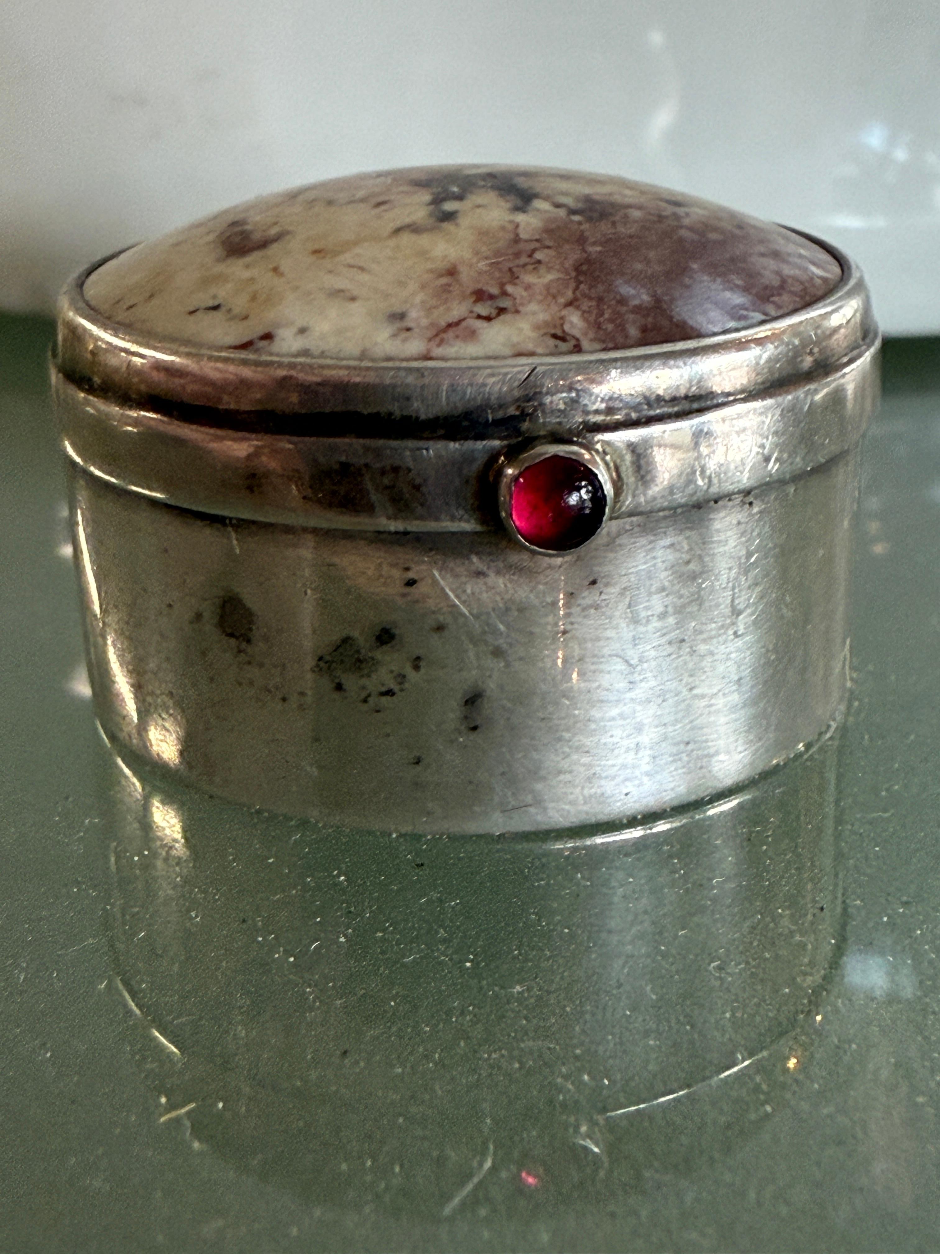 Beautiful Birmingham 1912 Sterling Silver, Agate & Cabochon Ruby? Pill Box For Sale 6
