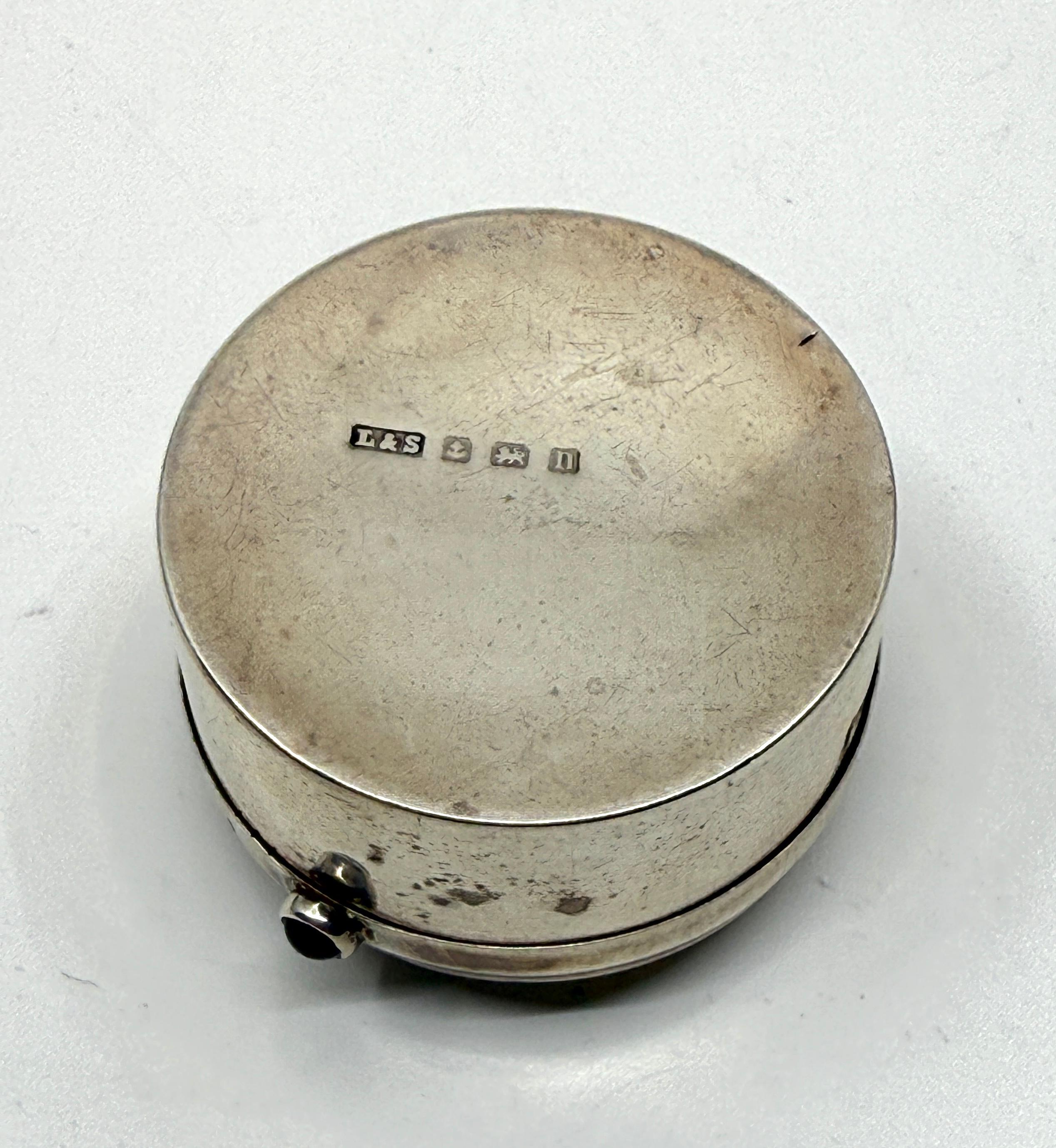 Beautiful Birmingham 1912 Sterling Silver, Agate & Cabochon Ruby? Pill Box In Good Condition For Sale In Palm Springs, CA