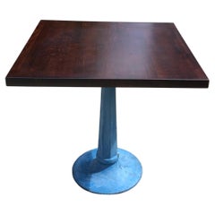 Magnifique table de style Bisto avec piédestal industriel ancien en fonte