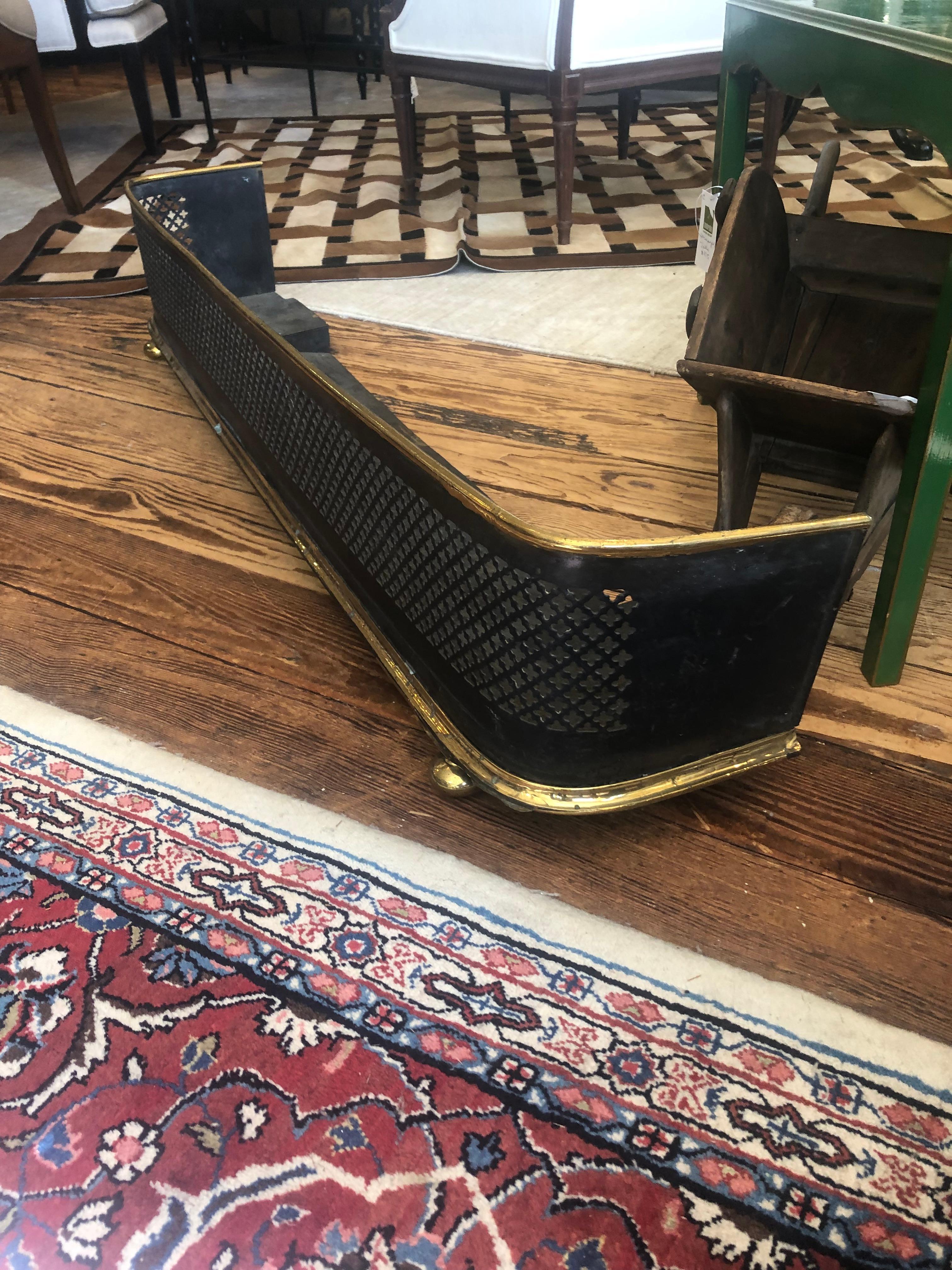 Beautiful Black and Gold Metal & Brass Antique Fireplace Fender In Good Condition In Hopewell, NJ