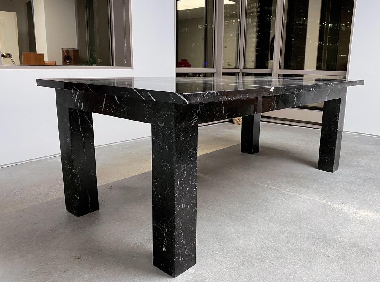 Nord-américain Magnifique table de salle à manger de conférence en marbre noir et blanc sur mesure en vente