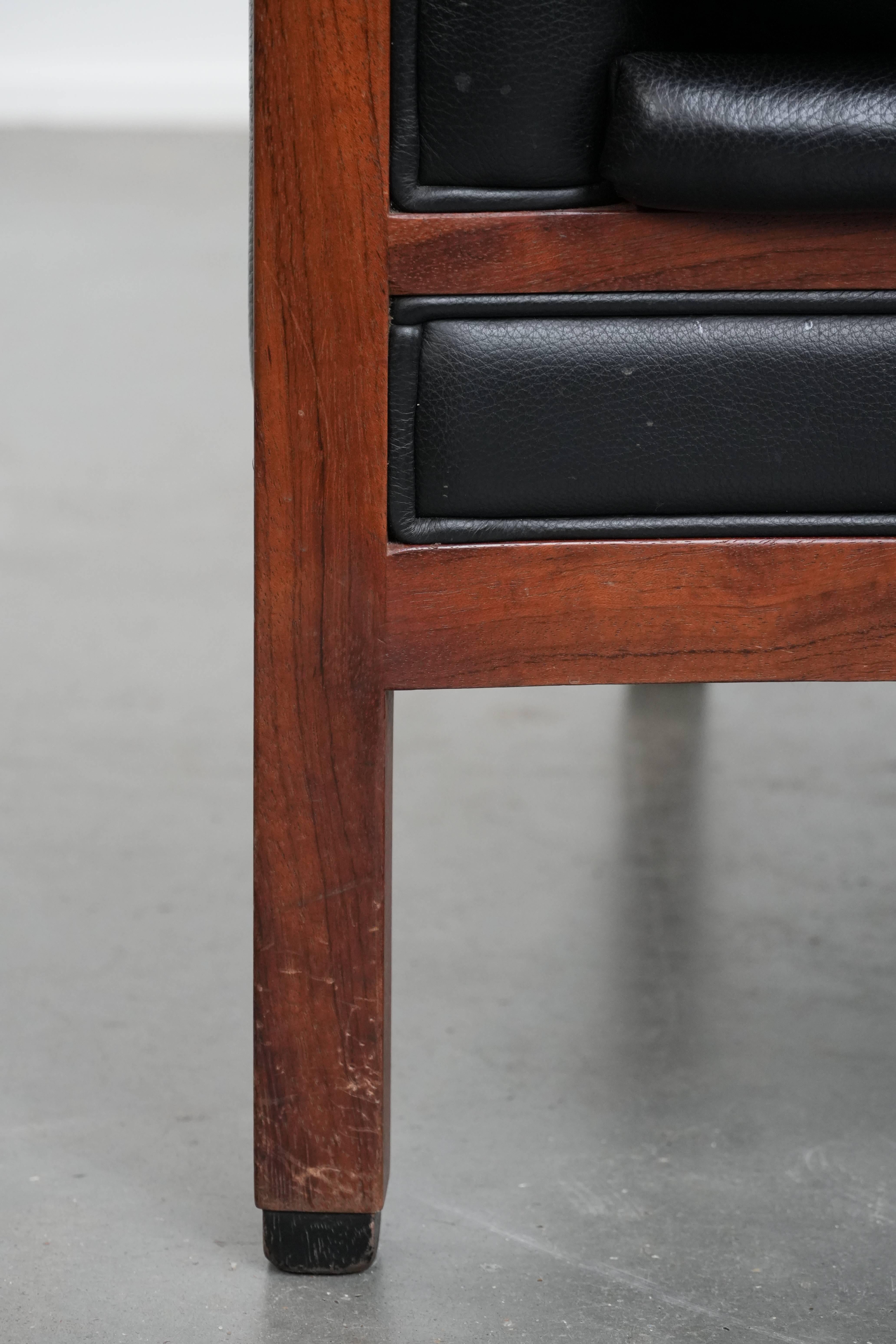 Precioso sillón Art Decó de cuero vacuno negro con respaldo alto en venta 4