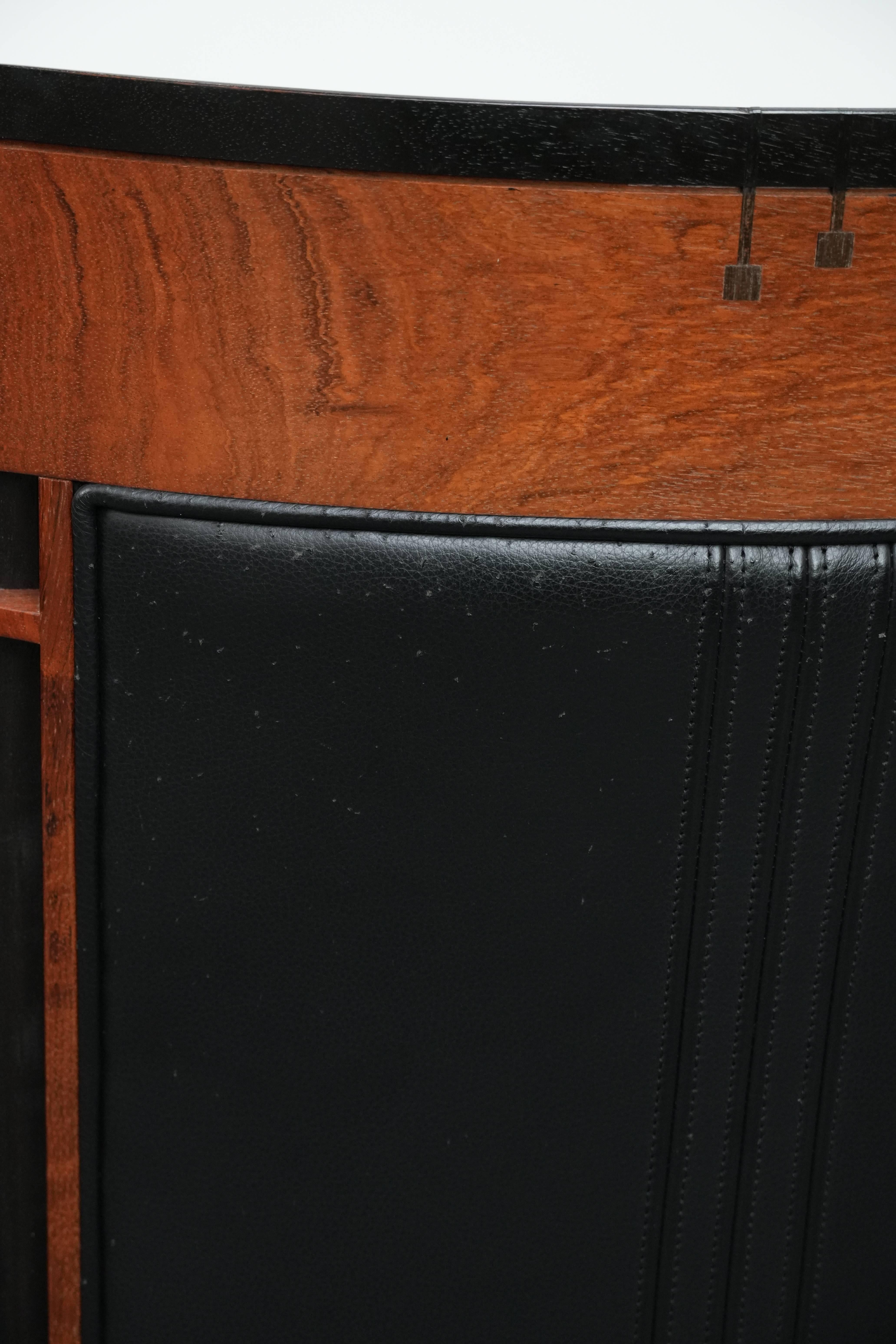 Precioso sillón Art Decó de cuero vacuno negro con respaldo alto en venta 9